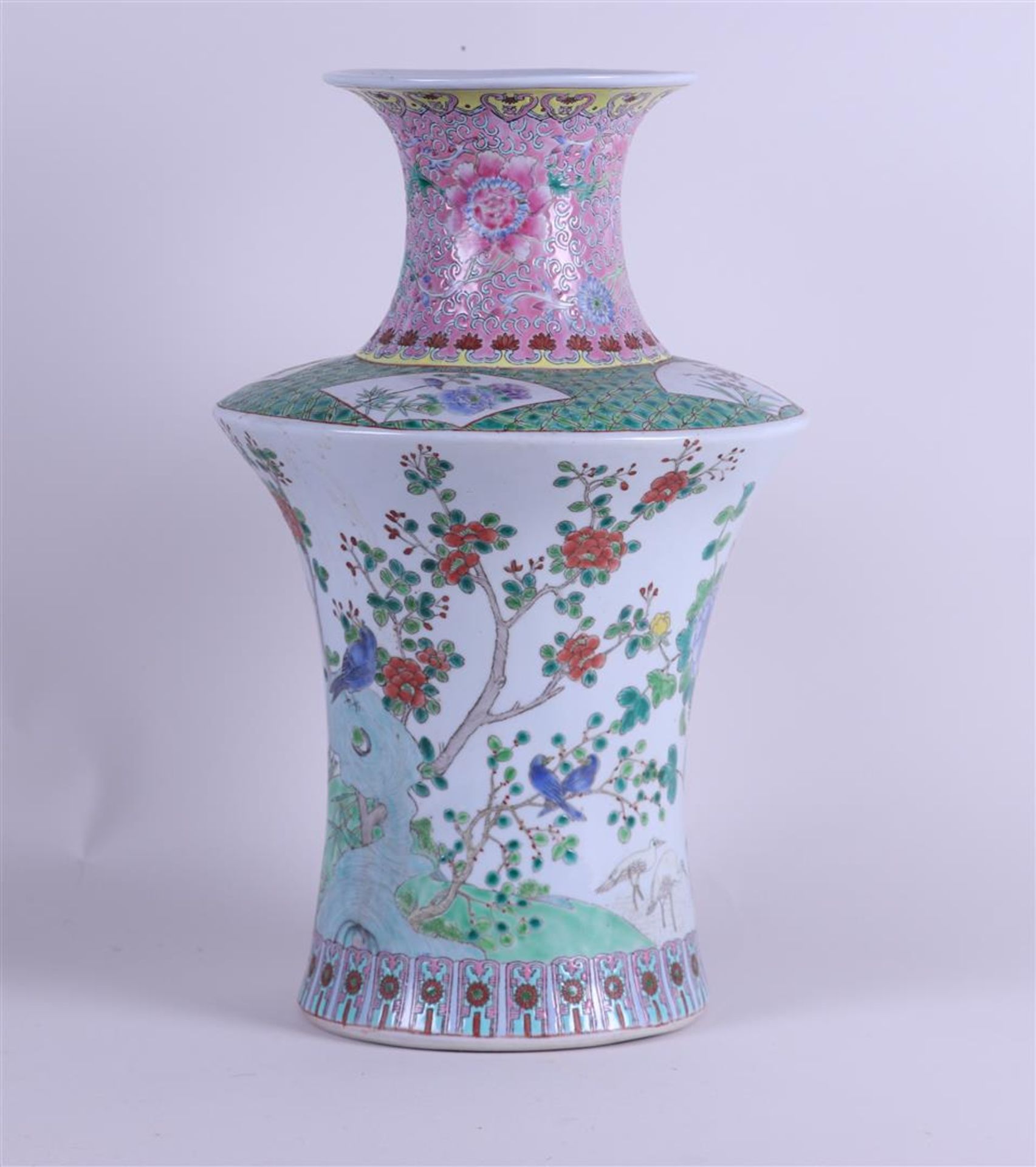 A porcelain Famile Rose vase decorated with various birds and flowers. China, 20th century. - Bild 2 aus 4