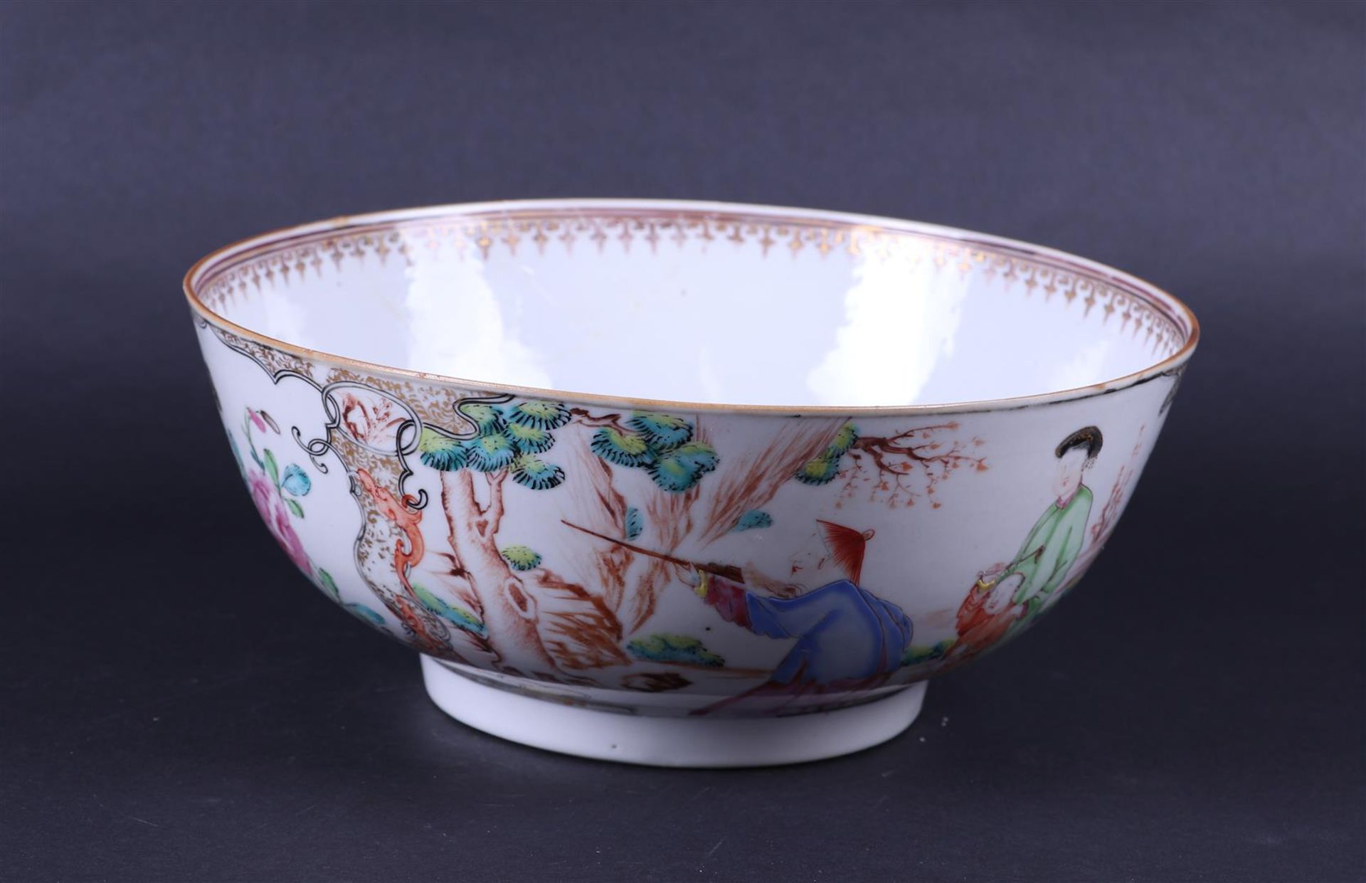 A large porcelain Chine de comande bowl decorated with various figures. China, 18th century. - Image 5 of 6