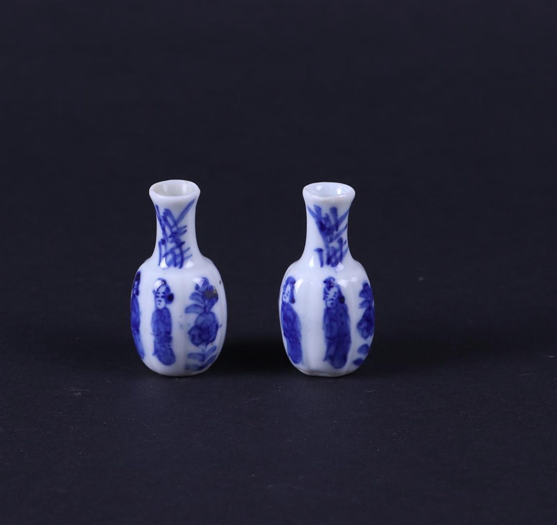 A set of two porcelain miniature vases decorated with Long Elizas. China, Kanxi.