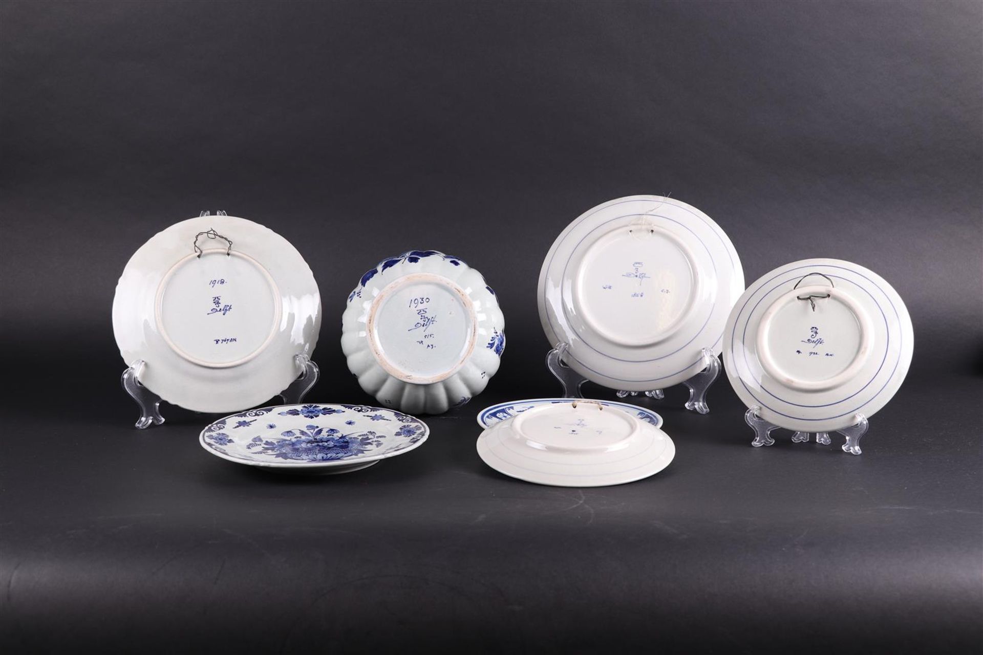 A lot consisting of Delft Blue plates and a ditto vase. All marked: De Porceleyne Fles. - Bild 2 aus 2