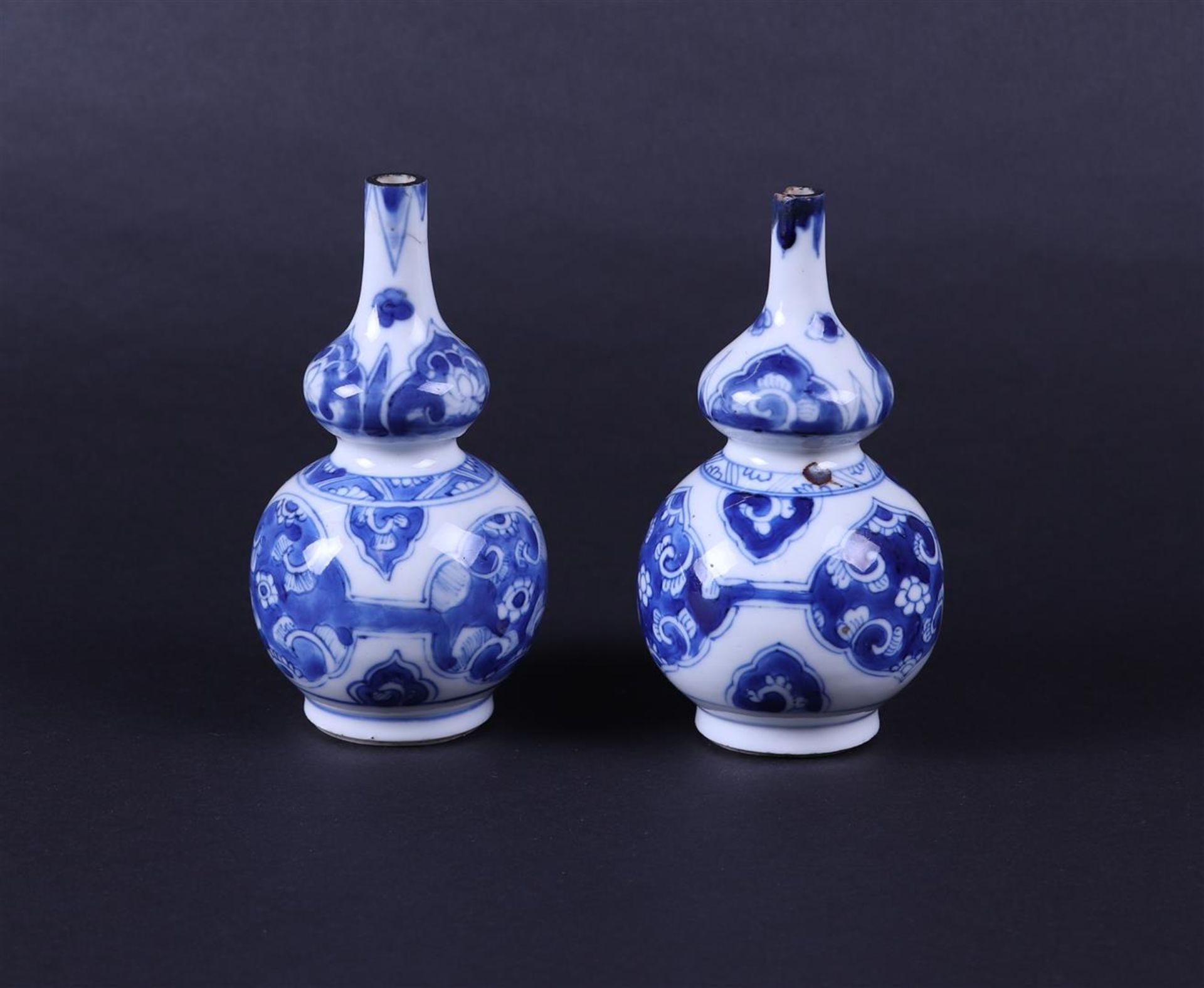 A set of porcelain nodule vases with floral decor in flower beds. China, Kanxi. - Bild 2 aus 4