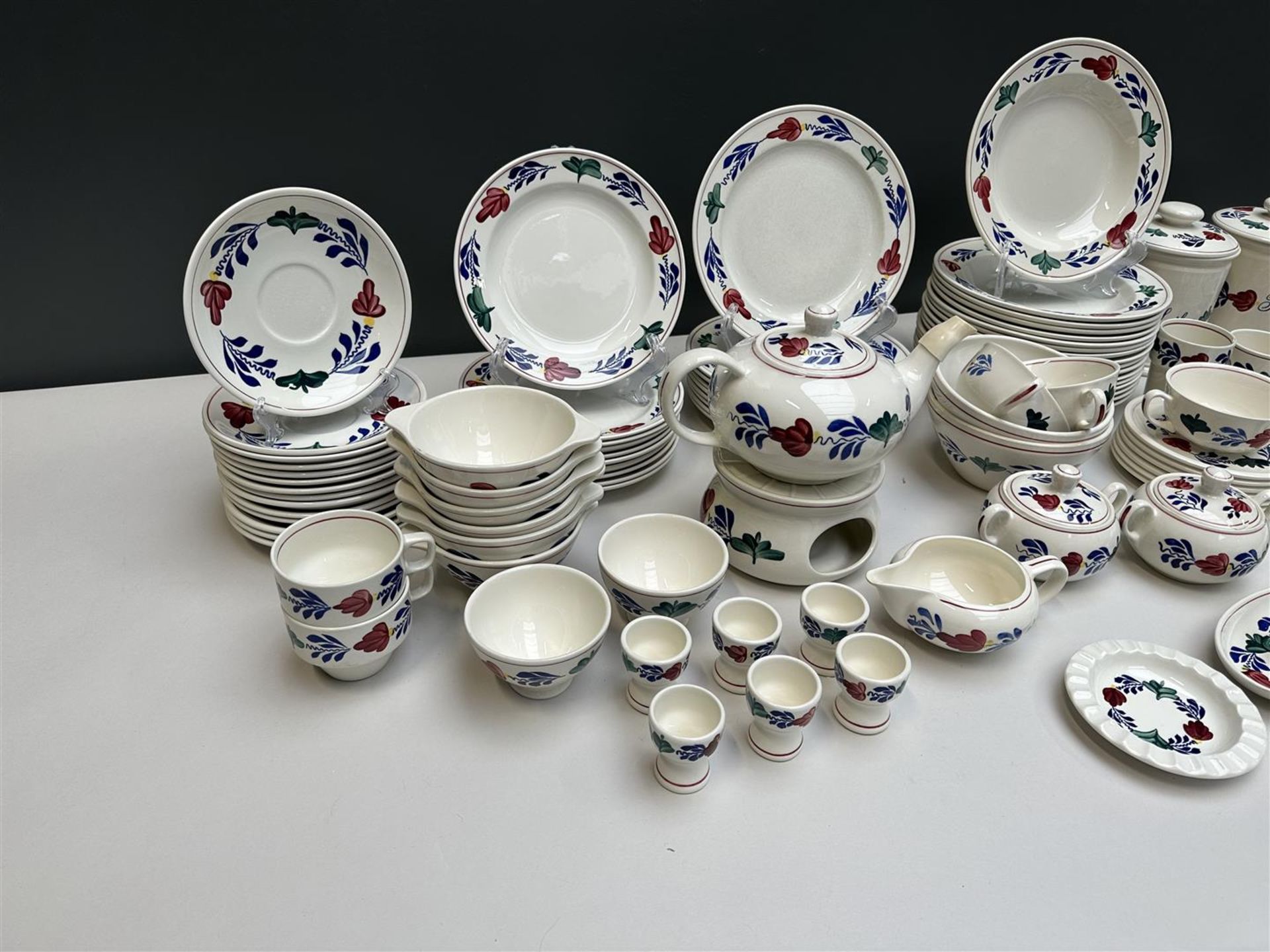 An extensive 109-piece earthenware crockery part decorated with farmer's fur.  - Bild 2 aus 5