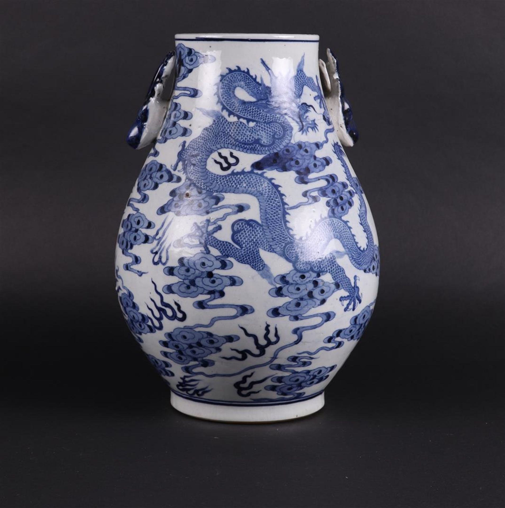 A porcelain 'Hu' vase decorated with dragons and deer heads, marked Guangxu. China, 20th century. - Bild 3 aus 6