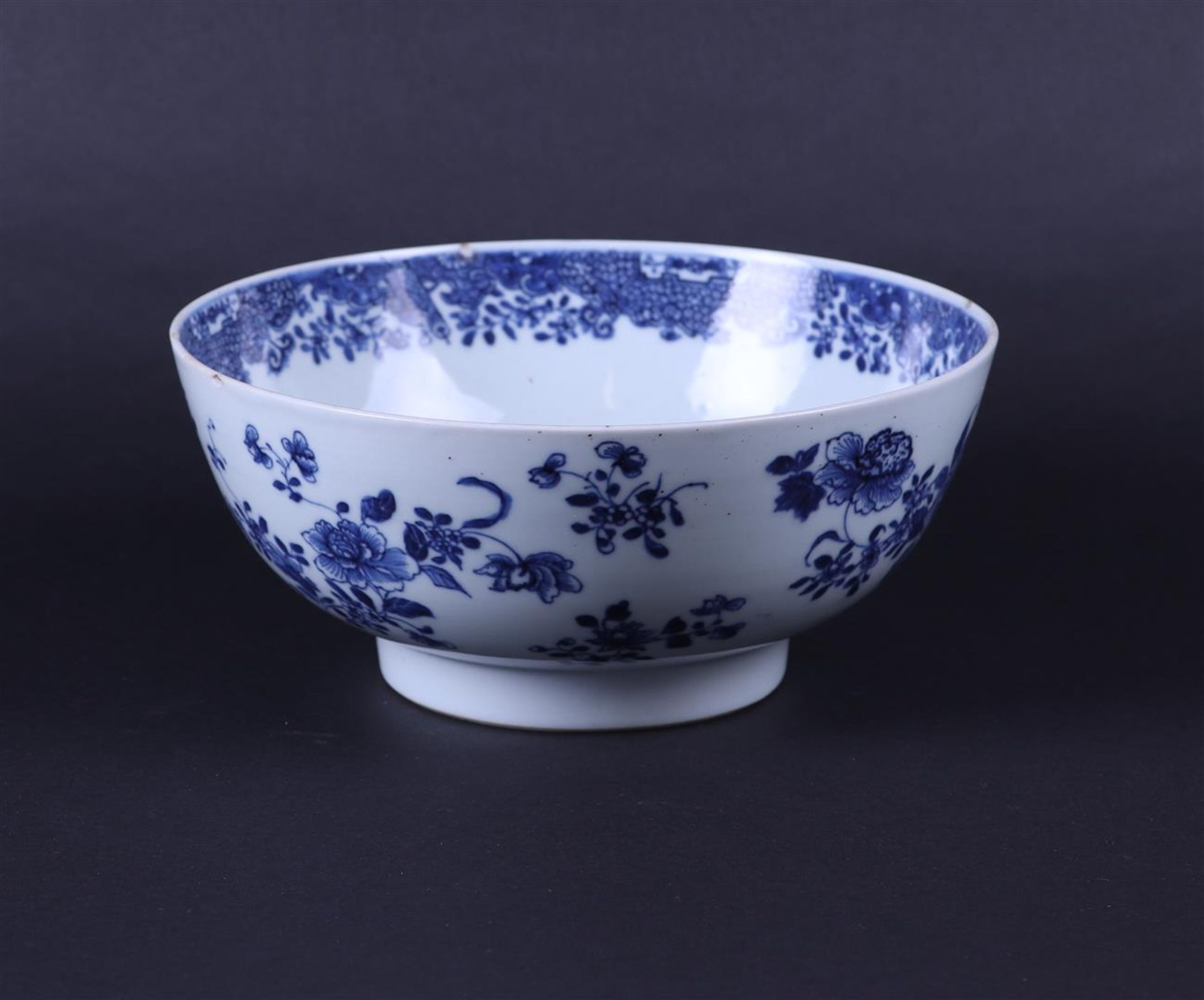 A porcelain bowl decorated with flowers. China, 18th century. - Bild 2 aus 4