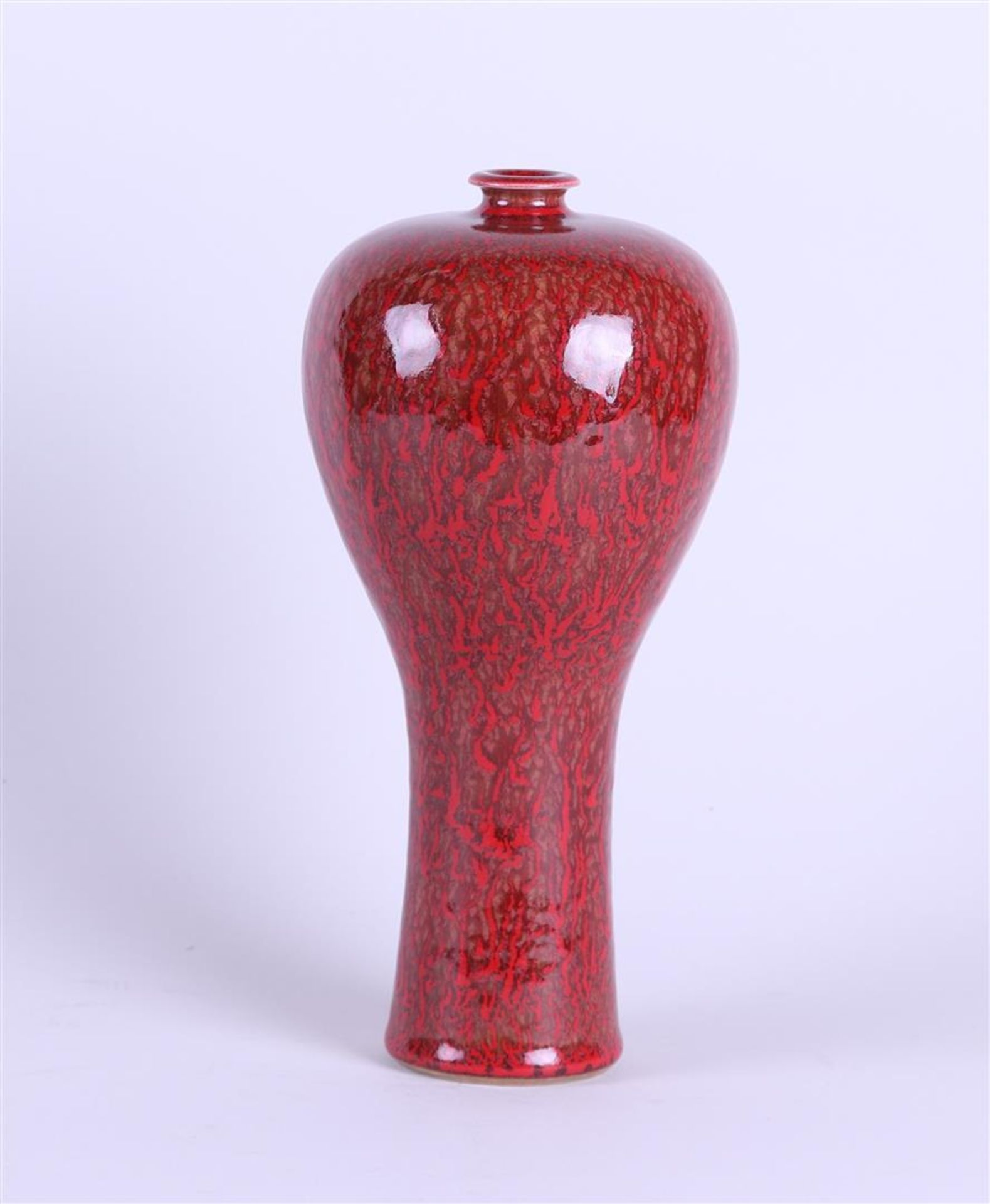 A red-glazed Meiping vase, marked Kangxi. China, 20th century. - Bild 2 aus 4