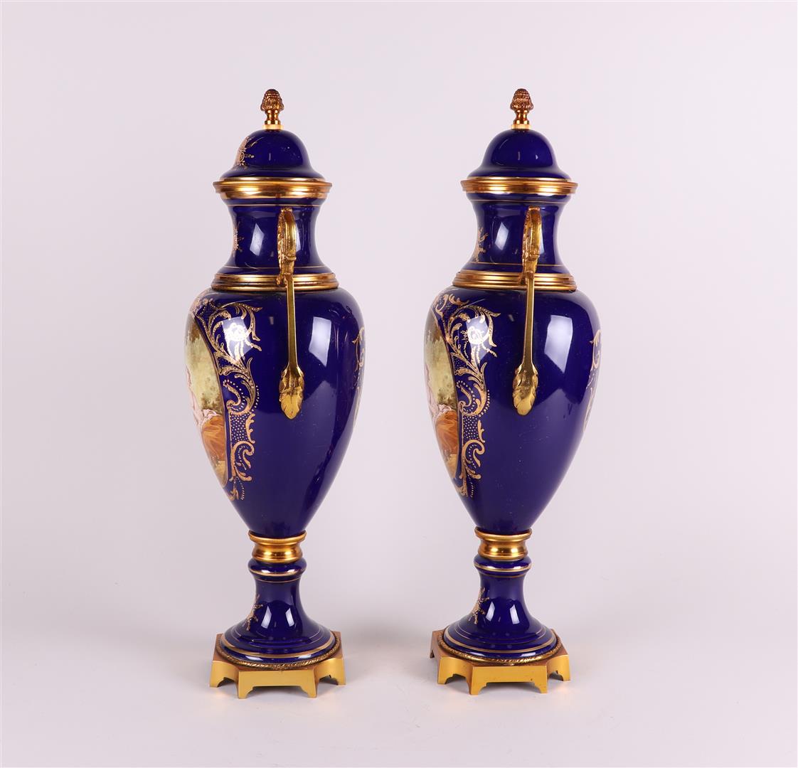 A set of two Sèvres-style porcelain vases with brass mounts. France, 20th century. - Image 4 of 4
