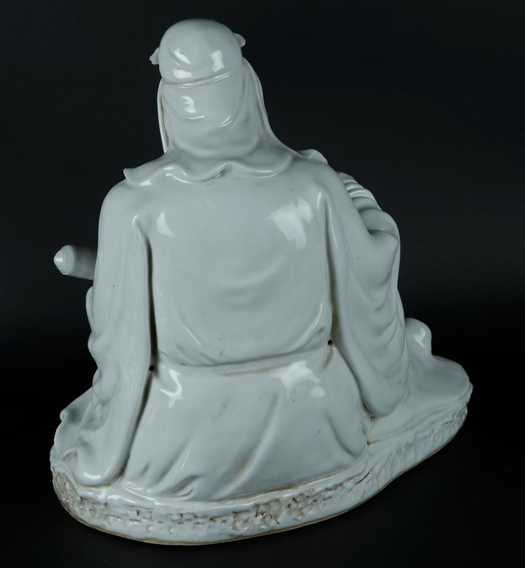 A porcelain Blanc de Chine sage with scroll drawing in hand, hands and face are unglazed. China - Bild 5 aus 6