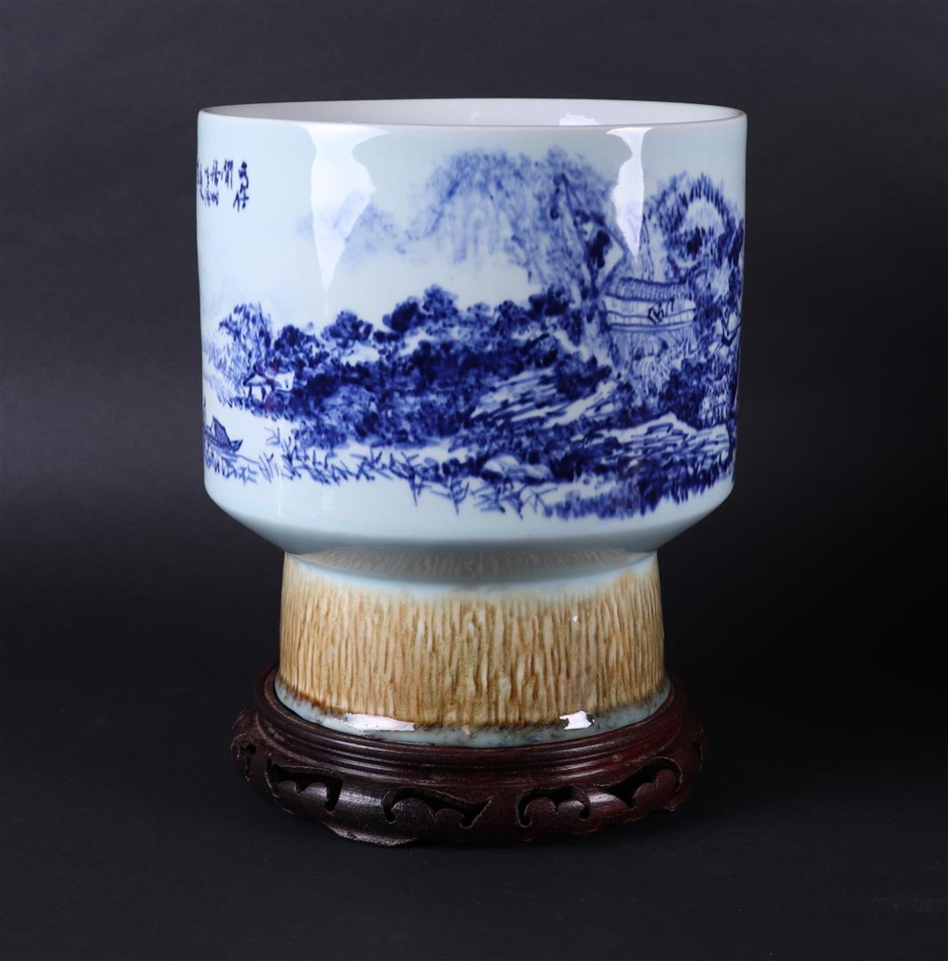 A porcelain Jingdezhen beaker vase with landscape decor. China, 20th century. - Bild 4 aus 12