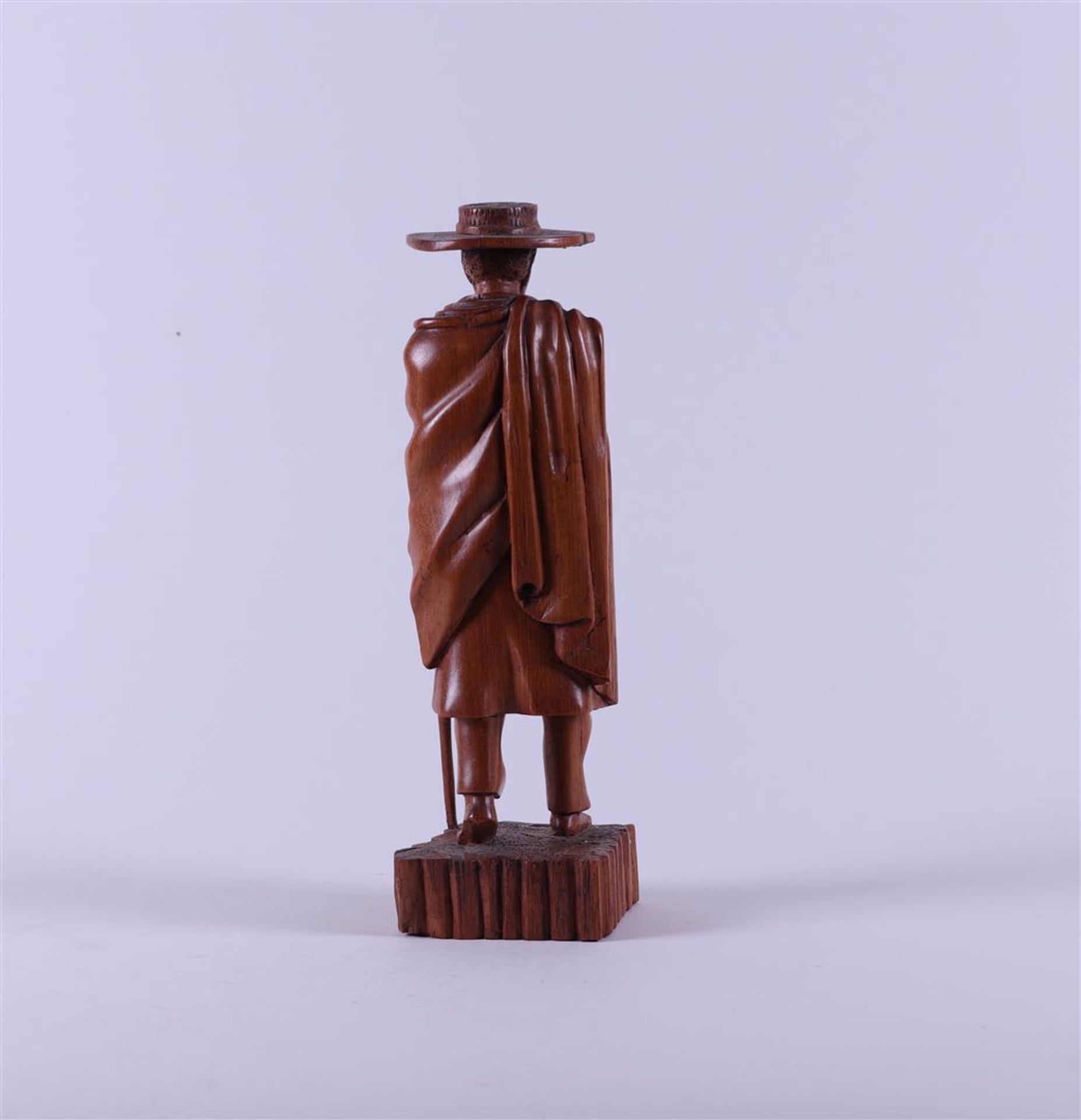 A Madegascar carving depicting a walking man with hat and stick, 20th century. . - Bild 3 aus 4