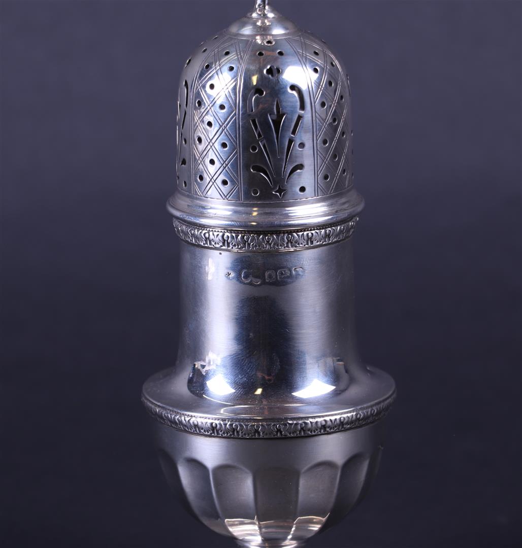A 19th century silver caster, Sheffield. 153 gr. - Image 2 of 4