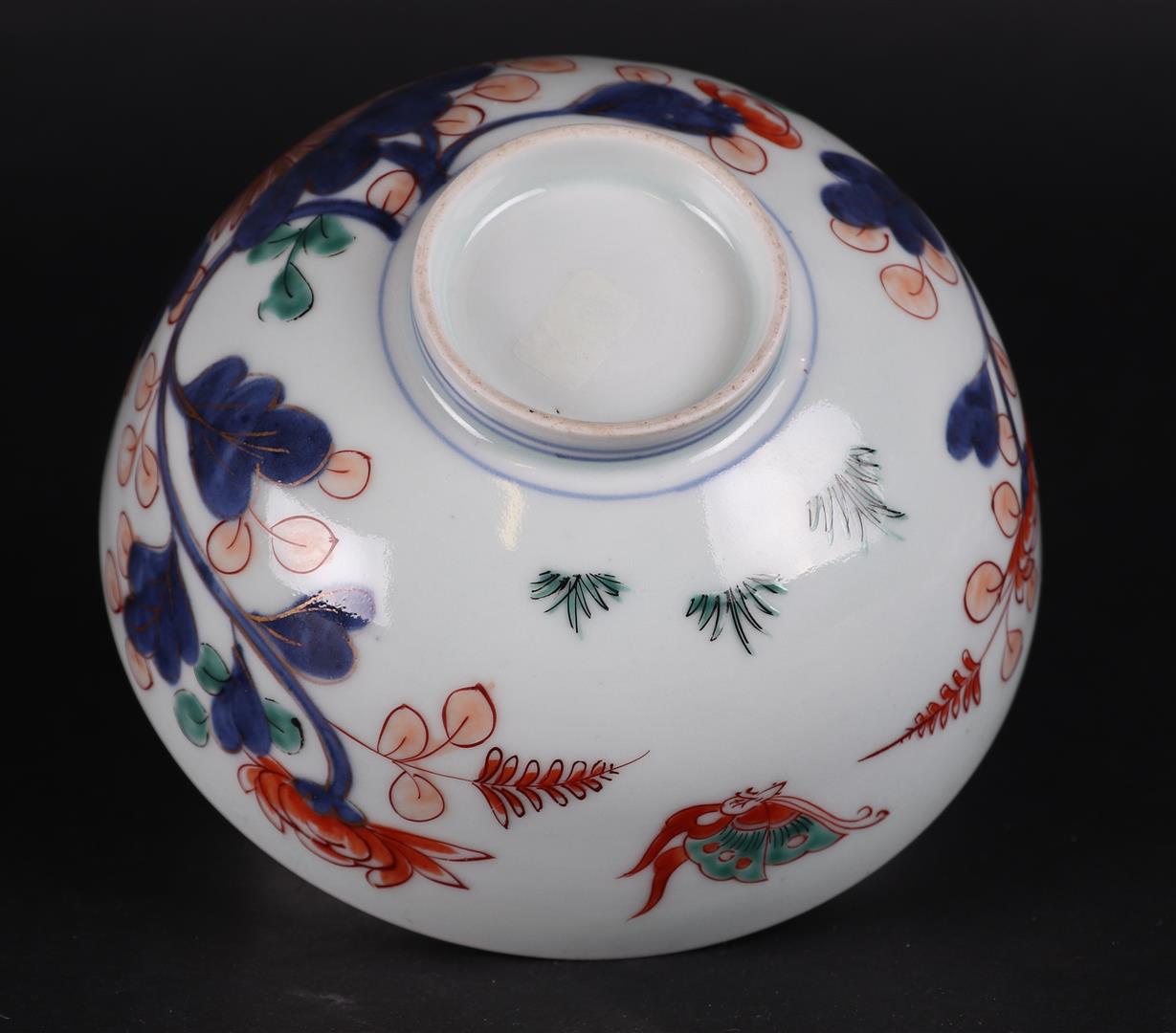 A lot of two porcelain Imari bowls. Japan, 19th century. - Image 4 of 4