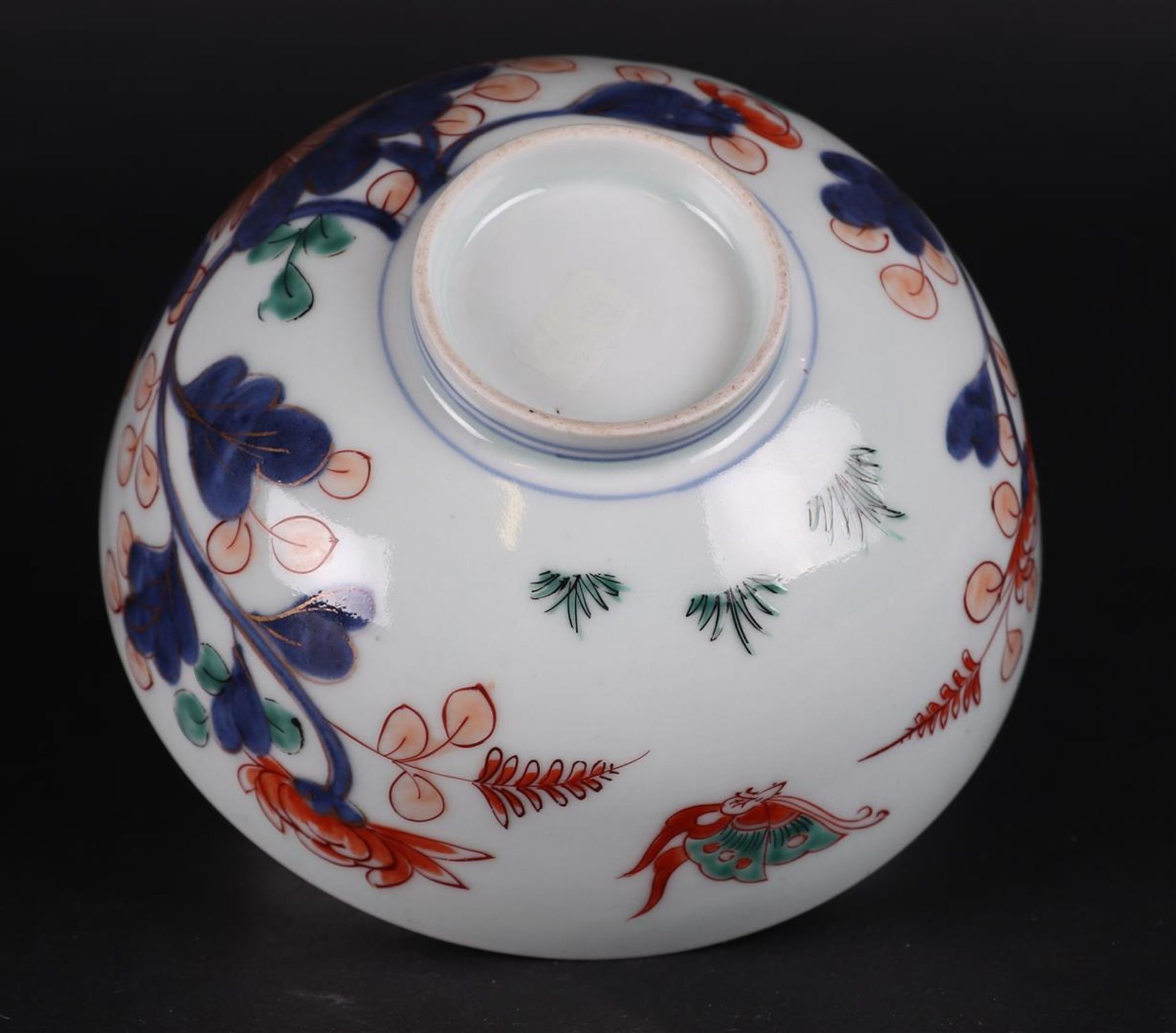 A lot of two porcelain Imari bowls. Japan, 19th century. - Bild 4 aus 4