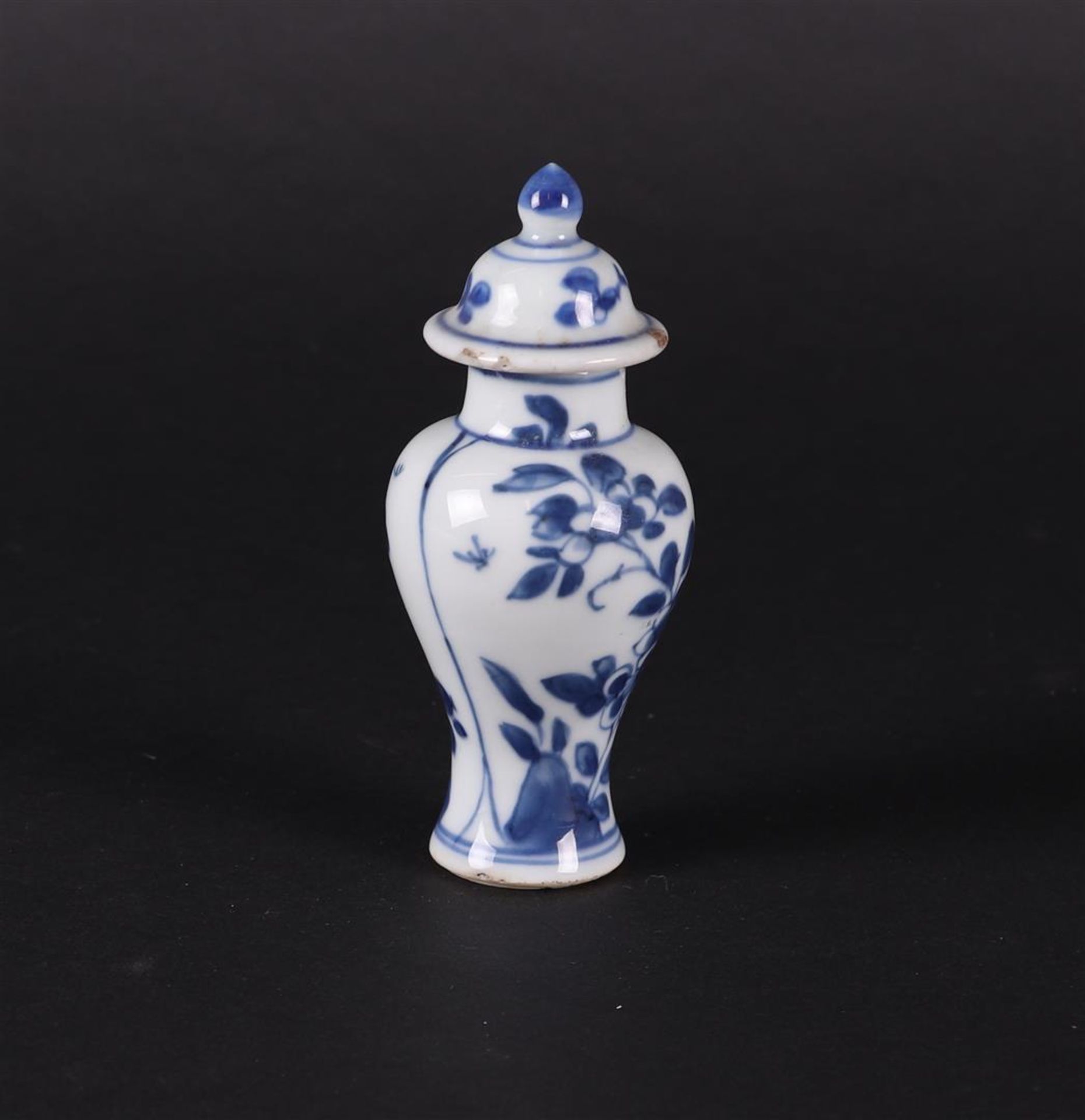 A porcelain baluster-shaped lidded vase with a 2-compartment division  - Bild 2 aus 5