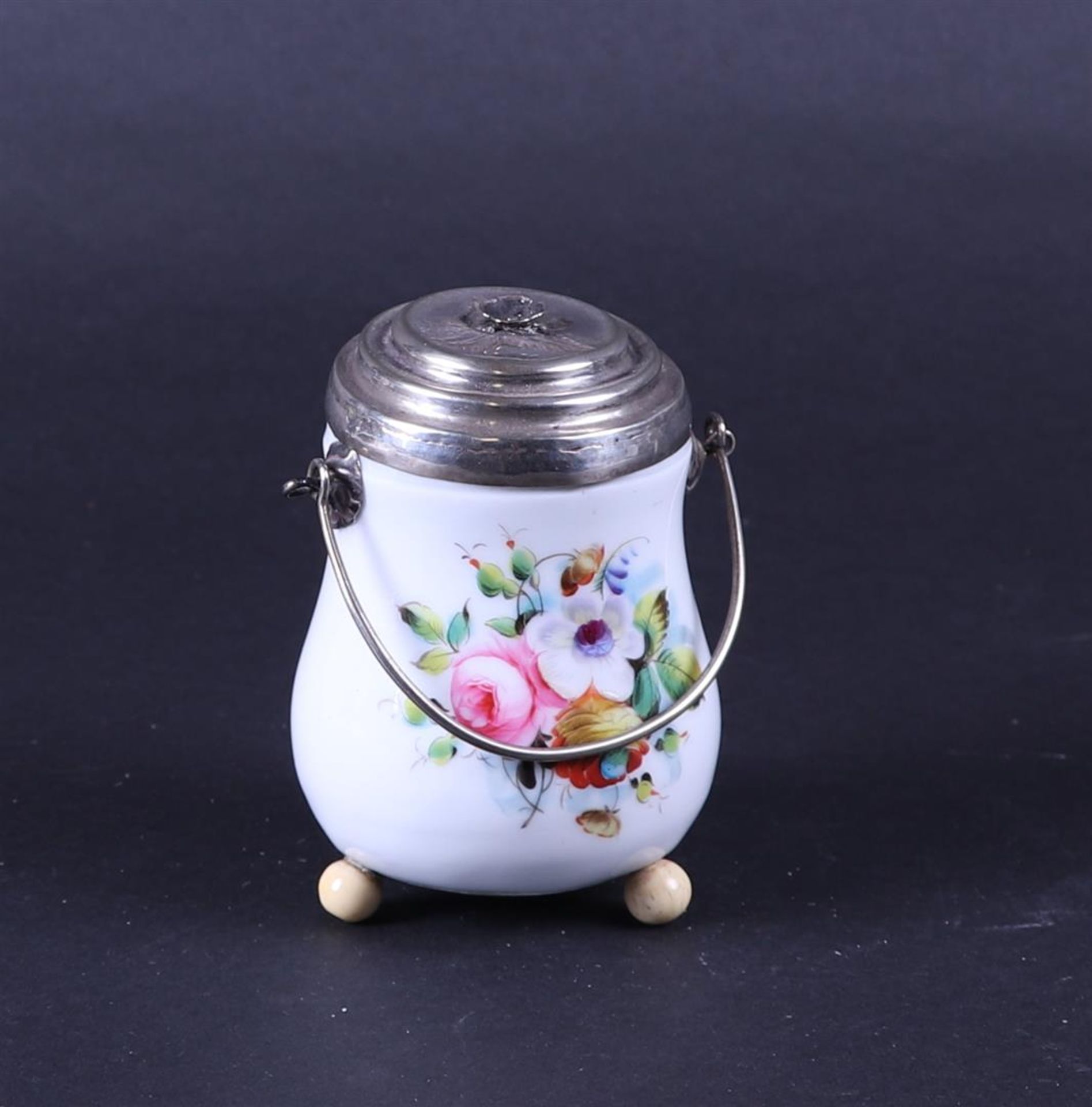 A porcelain Meissen matchstick container with silver handle and lid. Marked on the inside. 19th cent - Bild 2 aus 4
