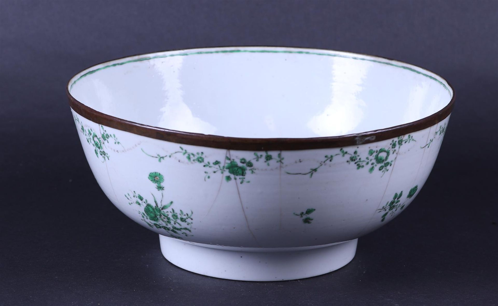 A large porcelain Chine de Commande bowl with a green decoration of flowers, copper ring on rim.  - Bild 3 aus 4