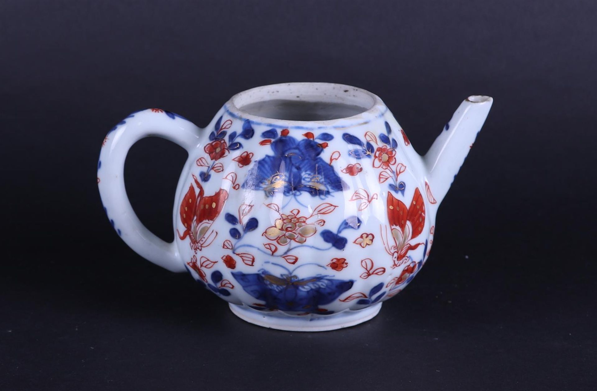 A porcelain ribbed Imari teapot. China, .  - Bild 2 aus 3