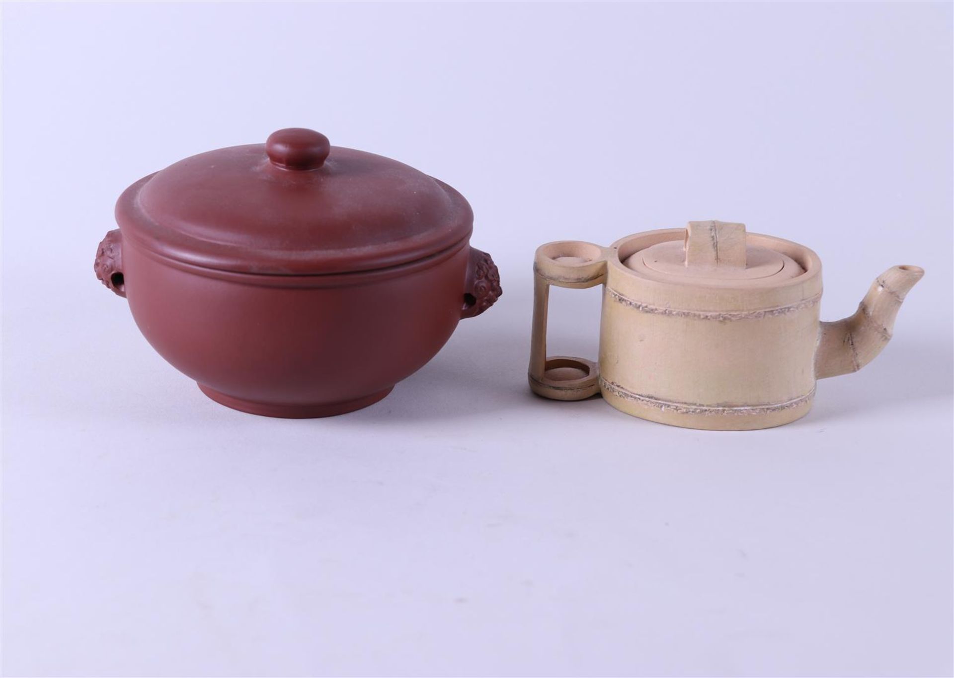 A Yixing lot consisting of a pull pot and a hot pot. China, 20th century. - Bild 3 aus 4