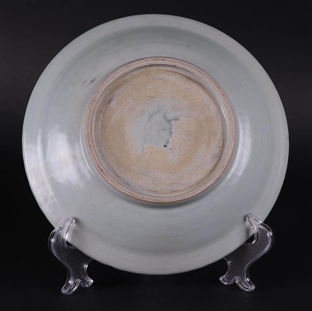 A lot  with two Celadon dishes, one of which is decorated with dragons. China, 19/20th century. - Image 3 of 5