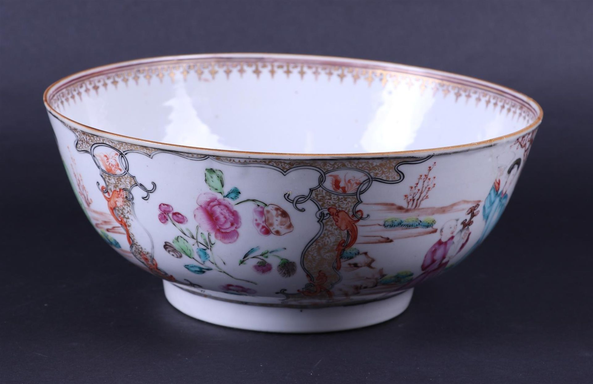 A large porcelain Chine de comande bowl decorated with various figures. China, 18th century. - Image 2 of 6