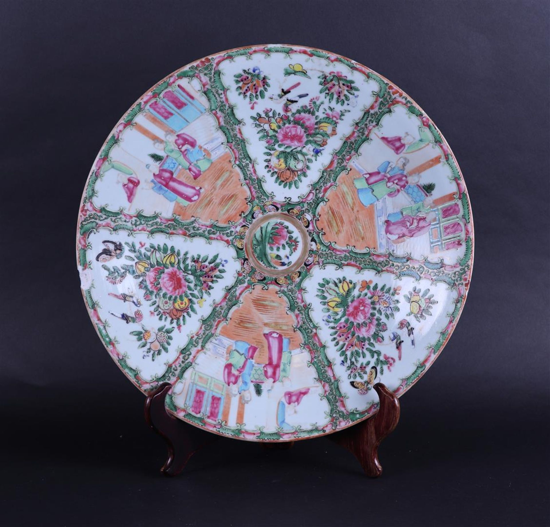 A large porcelain Canton dish. China, 19th century. - Bild 2 aus 3