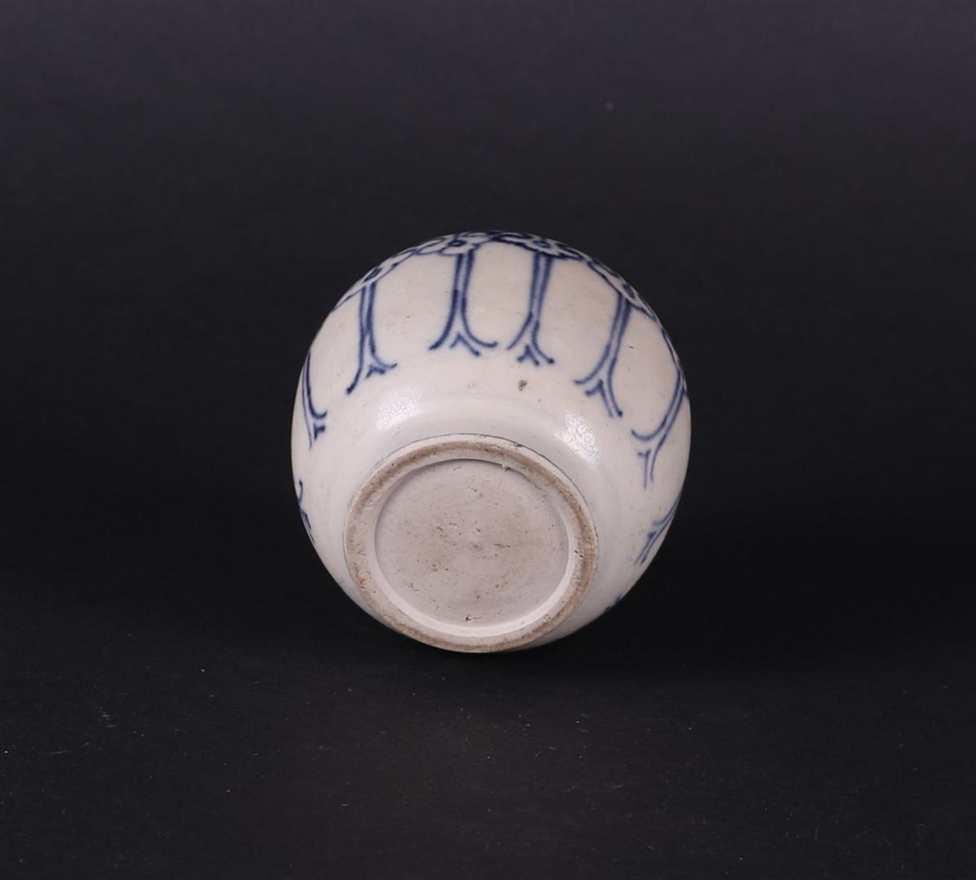 A stoneware small model cream jar with underglaze blue cloud decoration. China, 17th/18th century. - Image 4 of 4