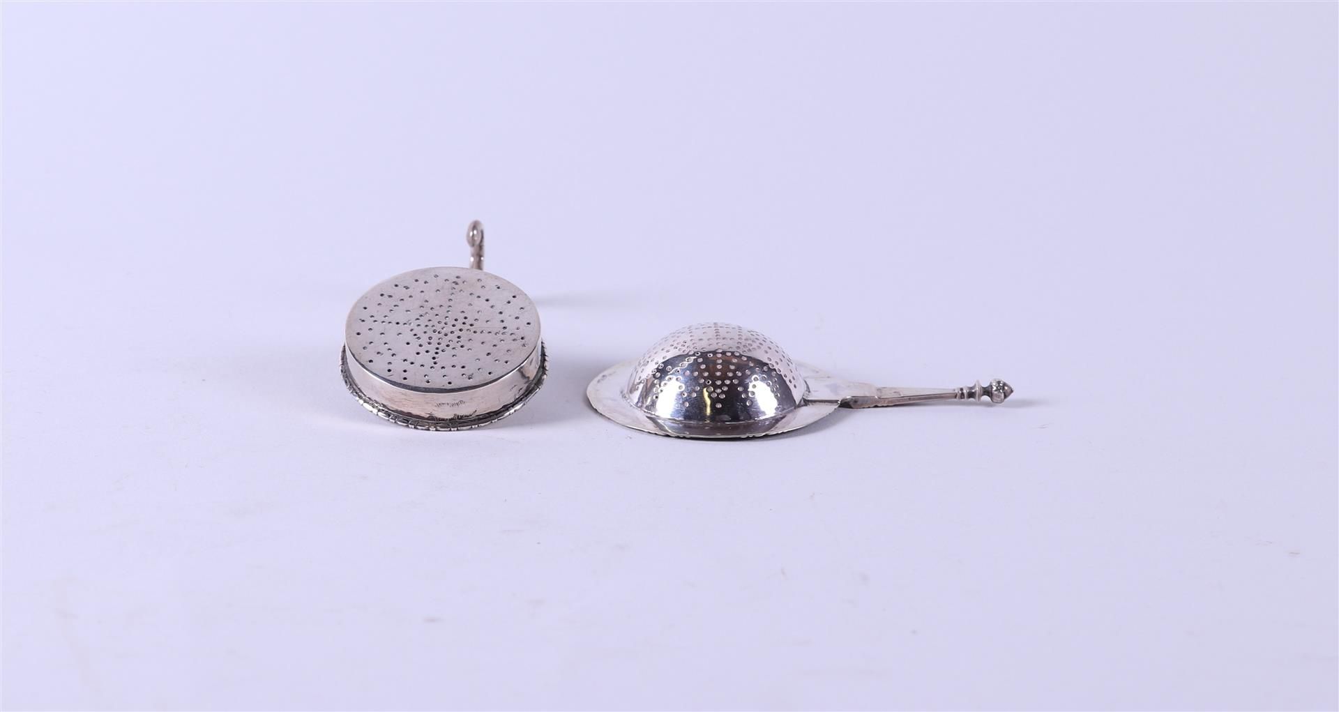 A lot of two tea strainers. Silver 68 gr. - Bild 3 aus 3