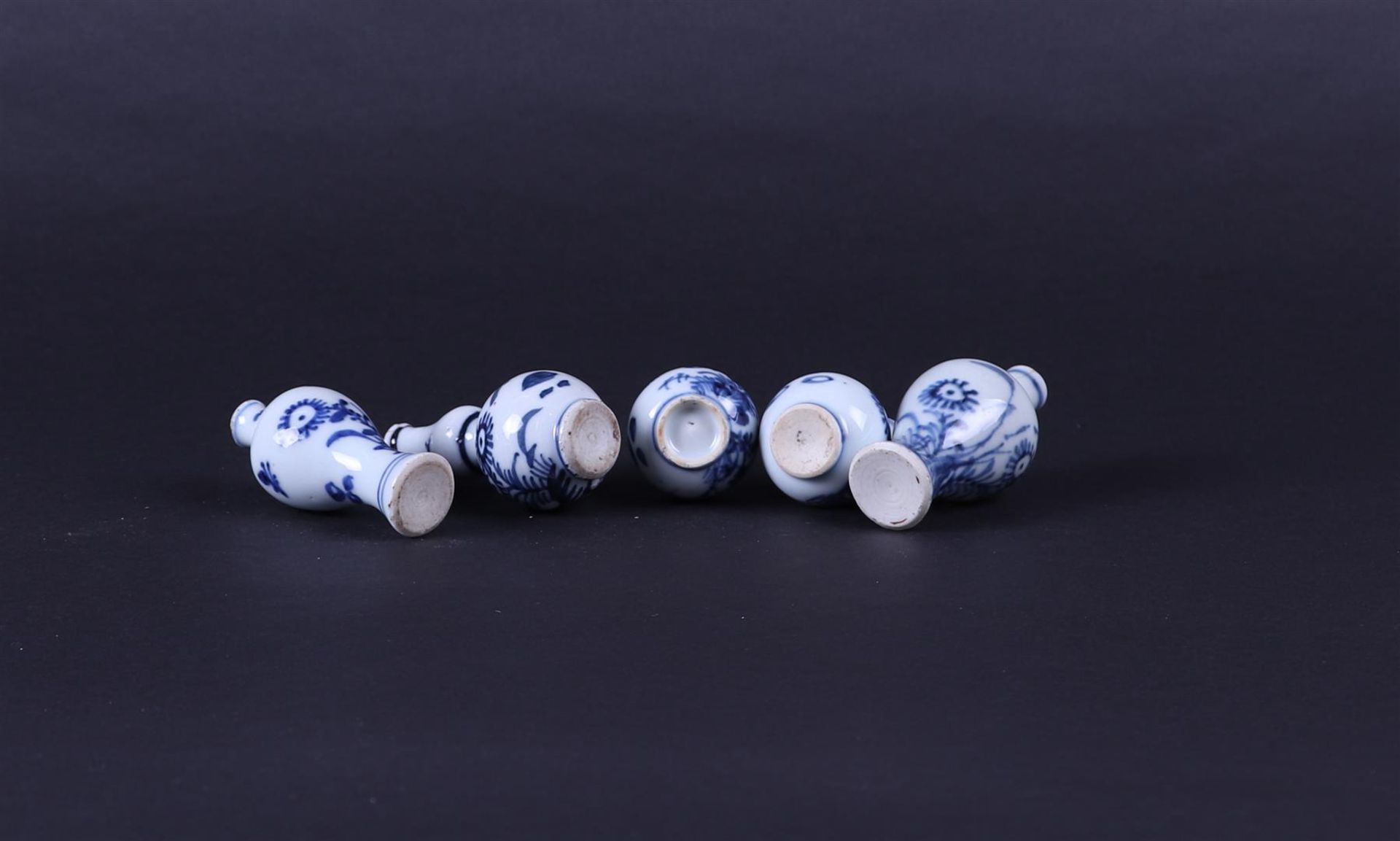 A lot  with (5)  porcelain miniature vases. China, Kanxi. - Bild 3 aus 3