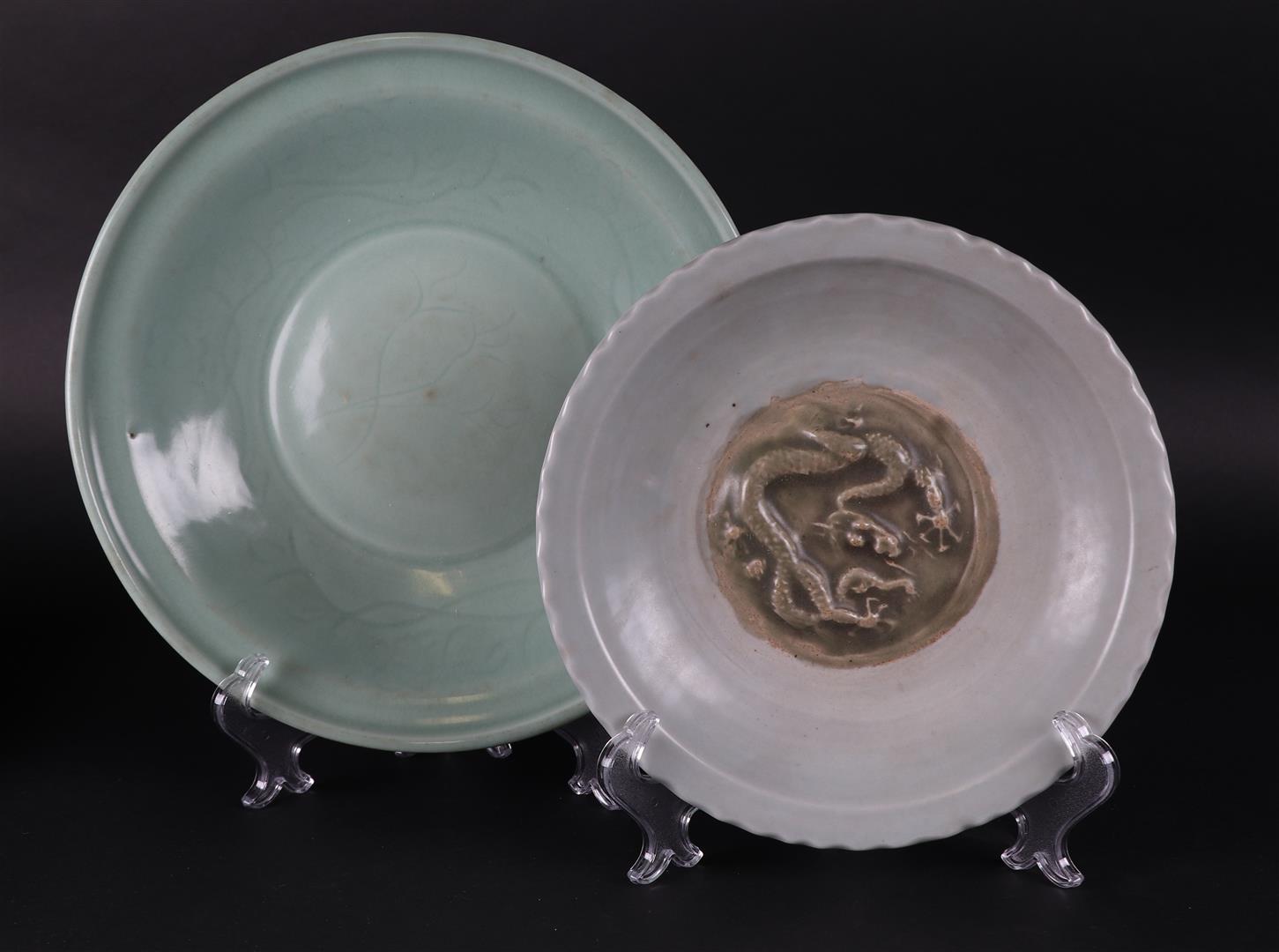 A lot  with two Celadon dishes, one of which is decorated with dragons. China, 19/20th century.