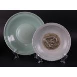 A lot with two Celadon dishes, one of which is decorated with dragons. China, 19/20th century.
