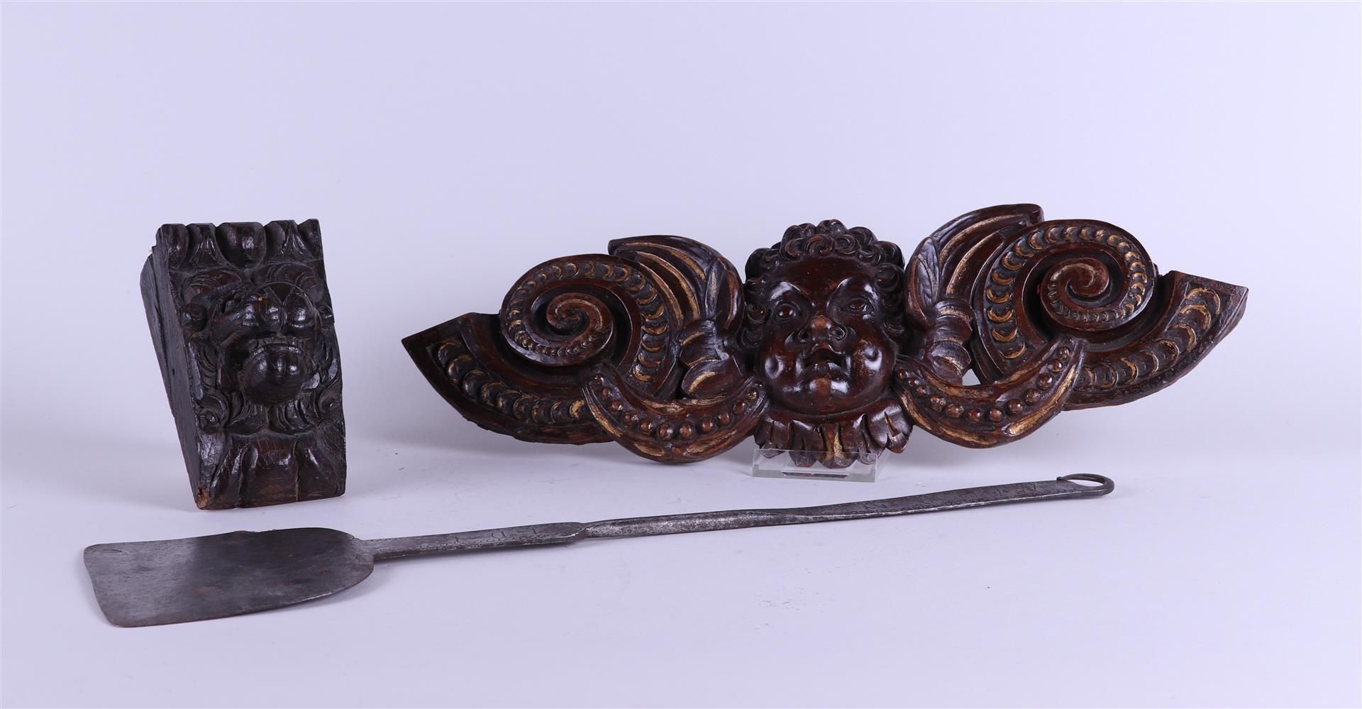 A lot consisting of two wooden fragments, 19th century and an 18th century wrought iron spatula.