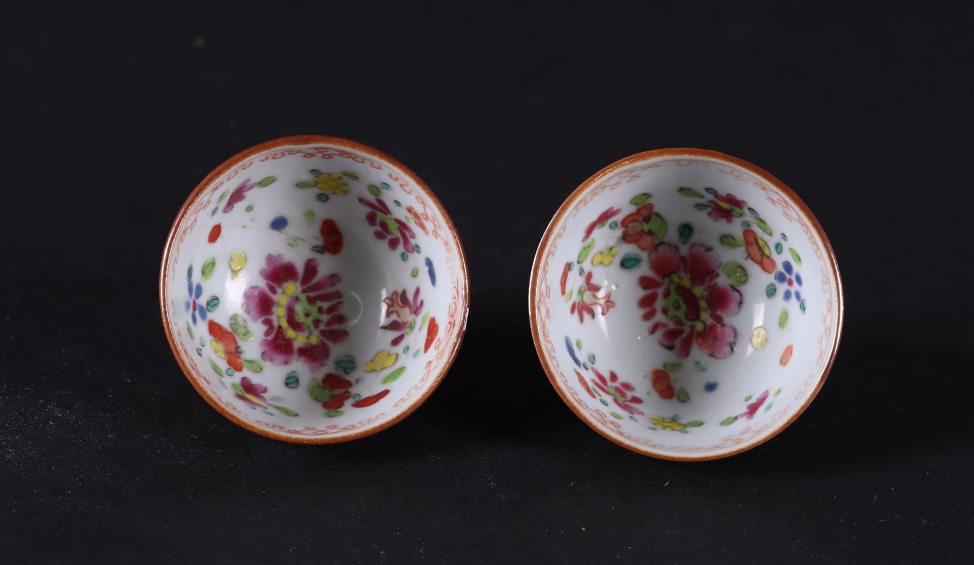 Two porcelain Famille Rose cups with a capuchin exterior and a floral interior. China, Qianlong. - Image 2 of 3