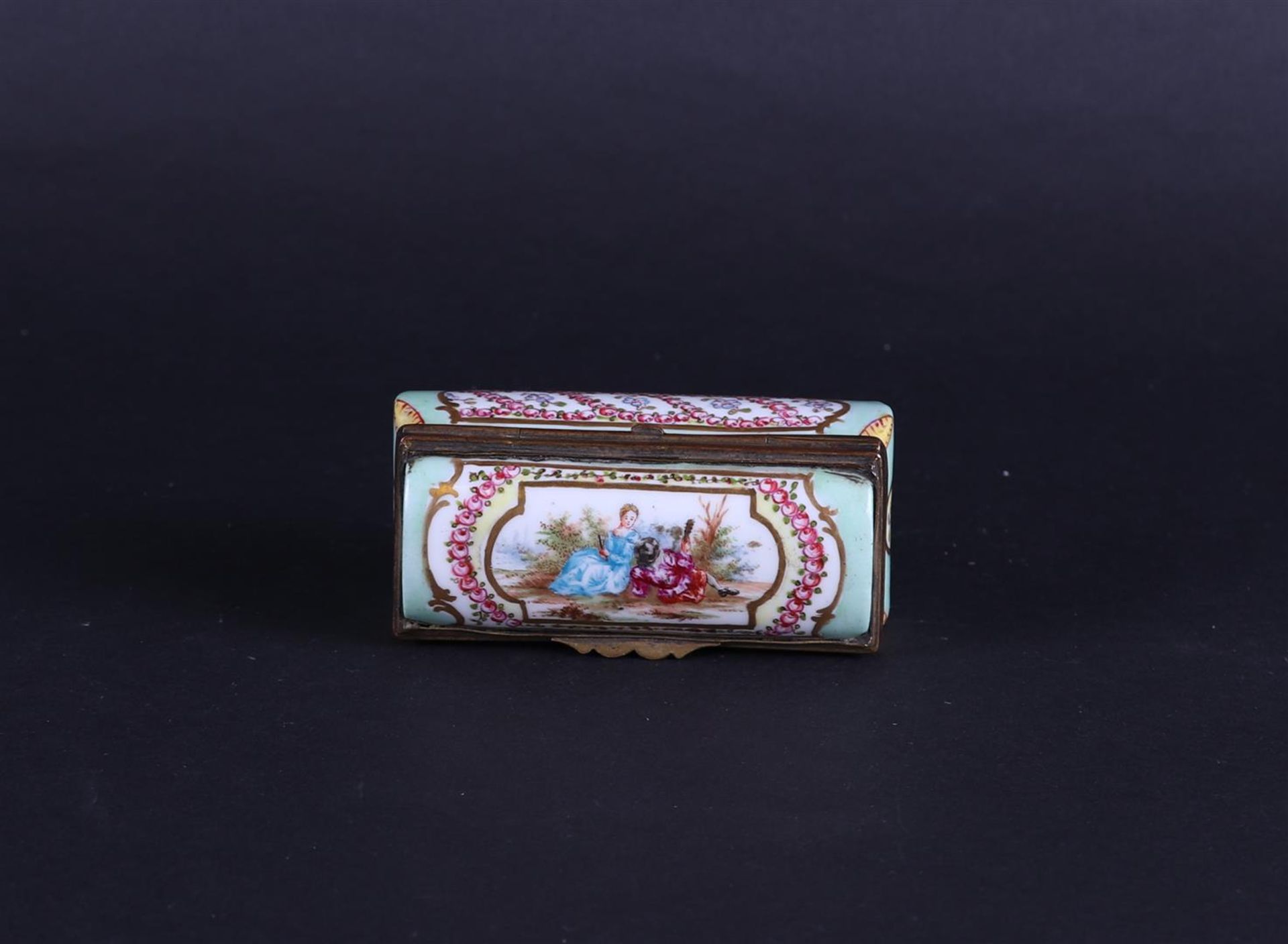 A porcelain lidded box with floral decor, marked: "Meissen" on the bottom. Germany, circa 1900. - Bild 3 aus 4