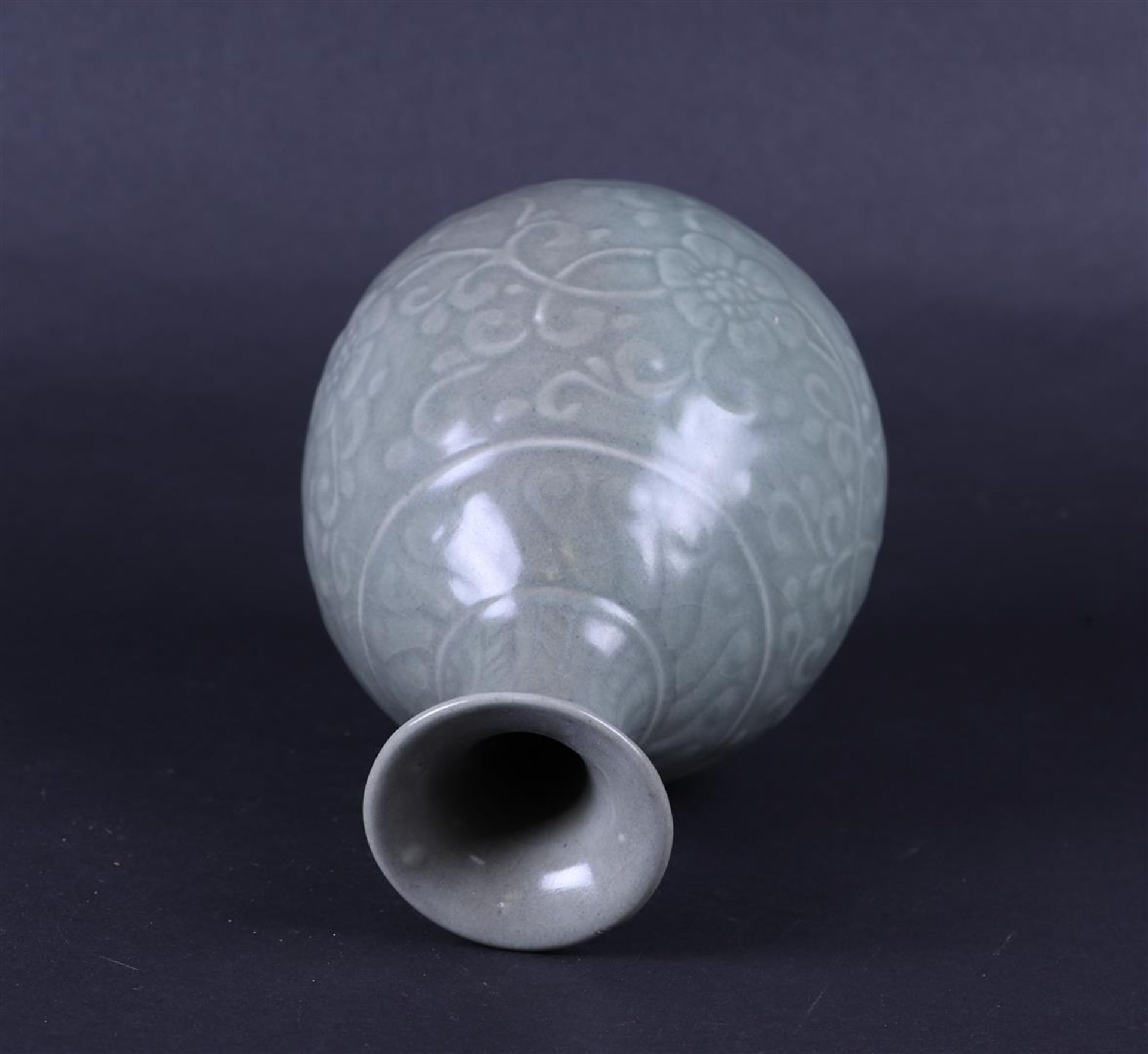 A Celadon vase with floral relief. China, Ming. - Bild 4 aus 5