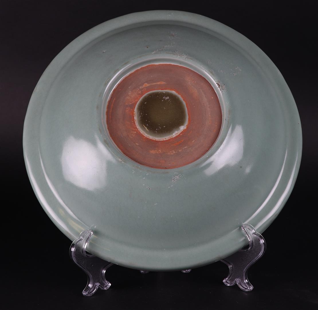 A lot  with two Celadon dishes, one of which is decorated with dragons. China, 19/20th century. - Image 5 of 5