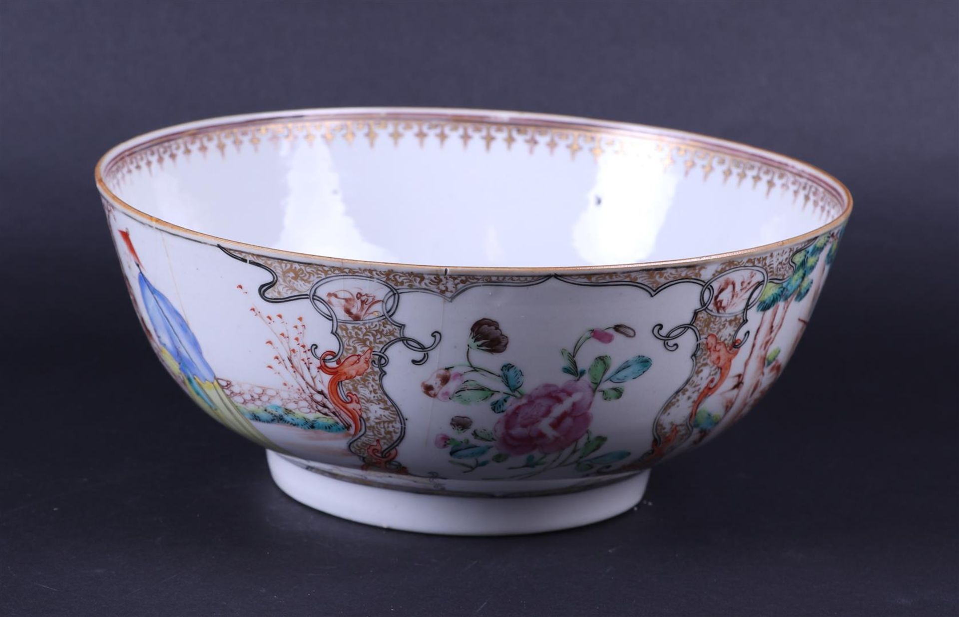 A large porcelain Chine de comande bowl decorated with various figures. China, 18th century. - Image 4 of 6