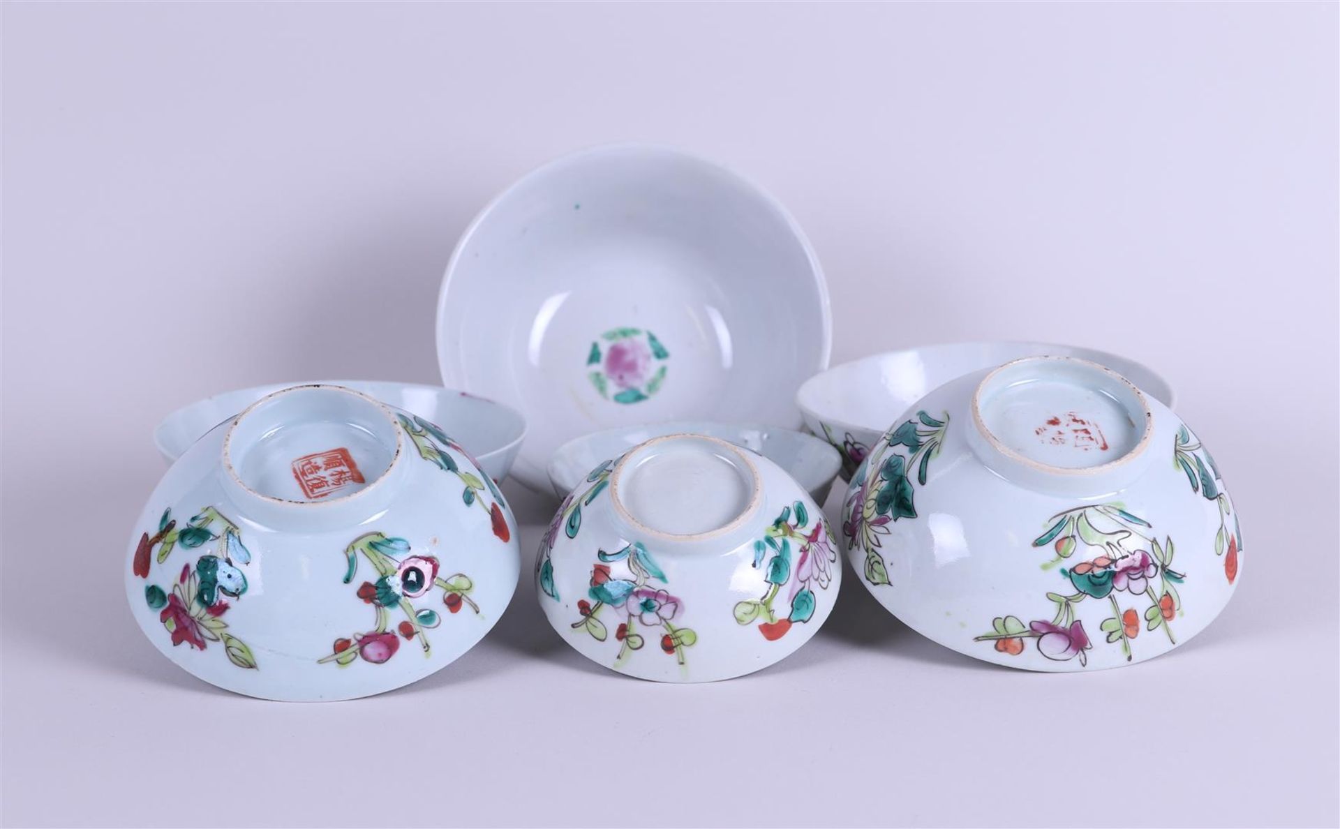 A lot  with (6)  porcelain bowls with floral decor. China, Tongzhi. - Image 4 of 4