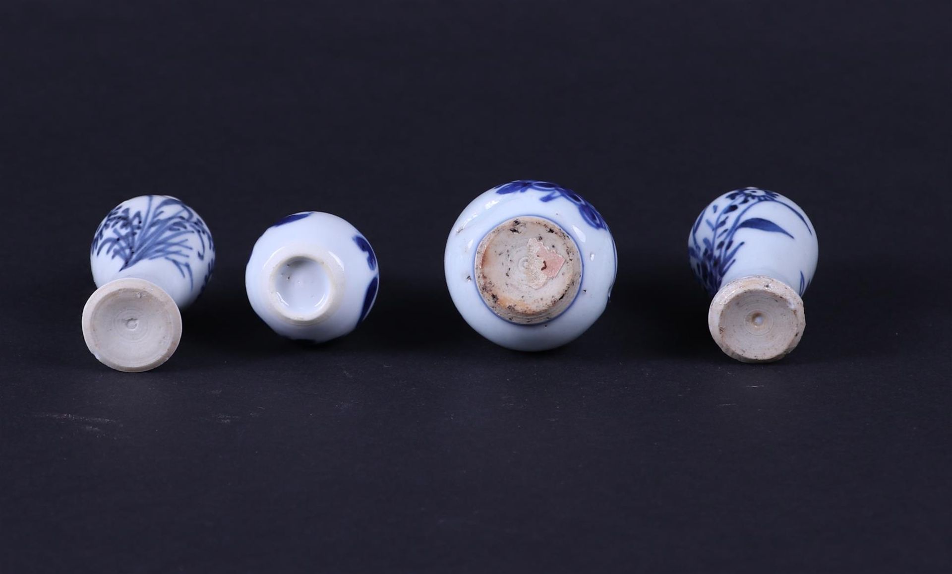 A lot of four porcelain miniature vases. China, Kangxi. - Bild 2 aus 3