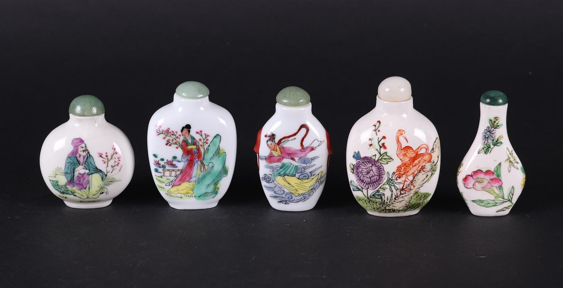 A lot  with (5) porcelain famille rose snuff bottles. China, 20th century.