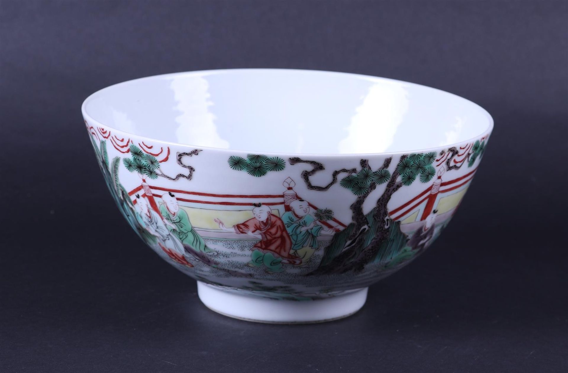 A porcelain Famile Verte bowl decorated with various figures. China, early 20th century. - Bild 3 aus 6