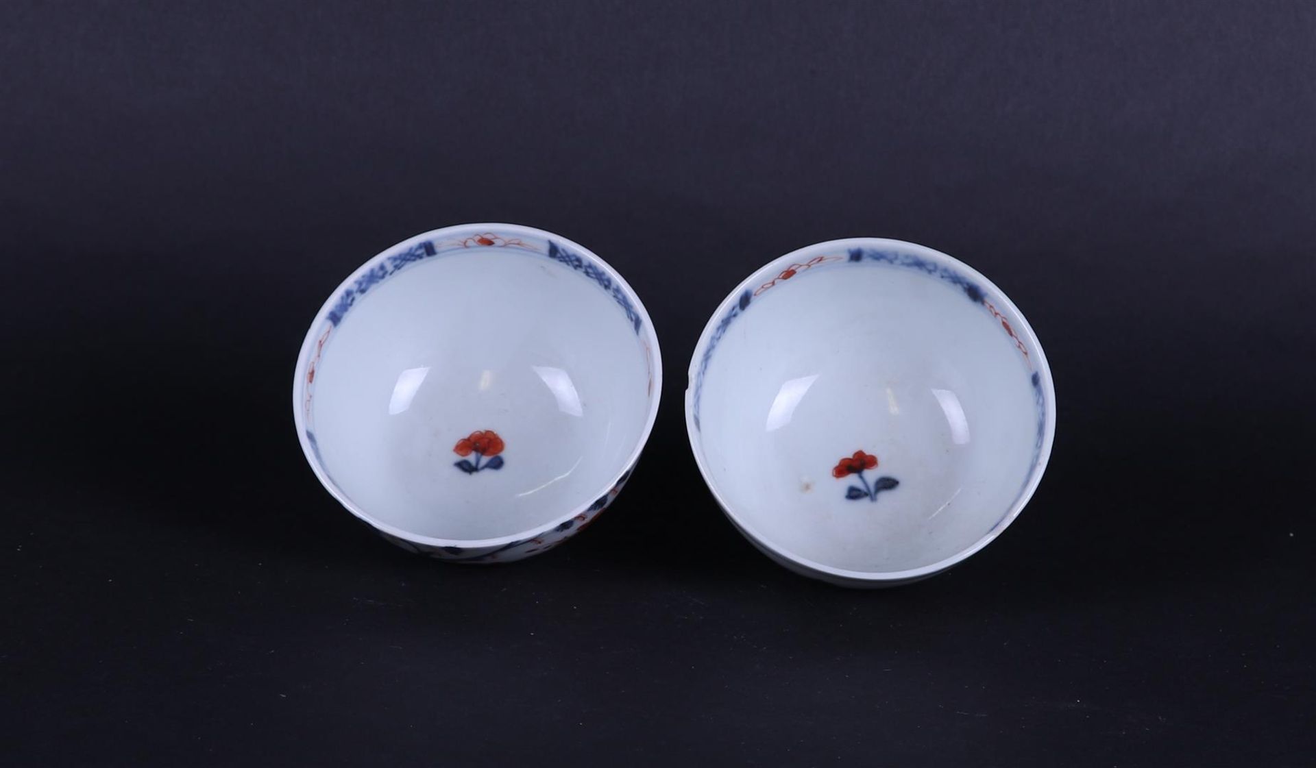 Two porcelain Imari bowls with floral decor under weeping willow. China Qianlong. - Bild 2 aus 3