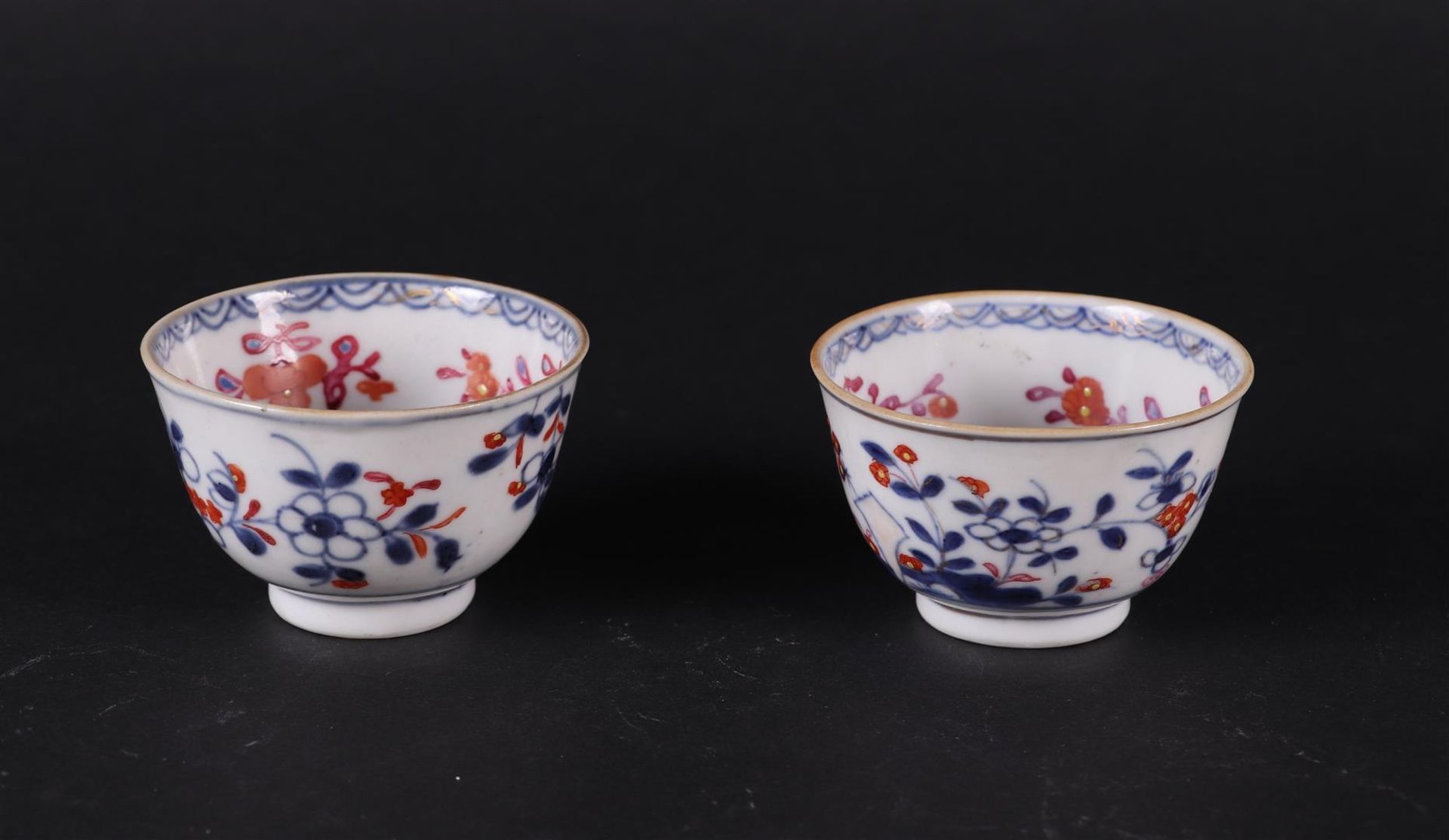 Two porcelain Imari bowls with floral decor on the outside and interior. China, Qianlong.