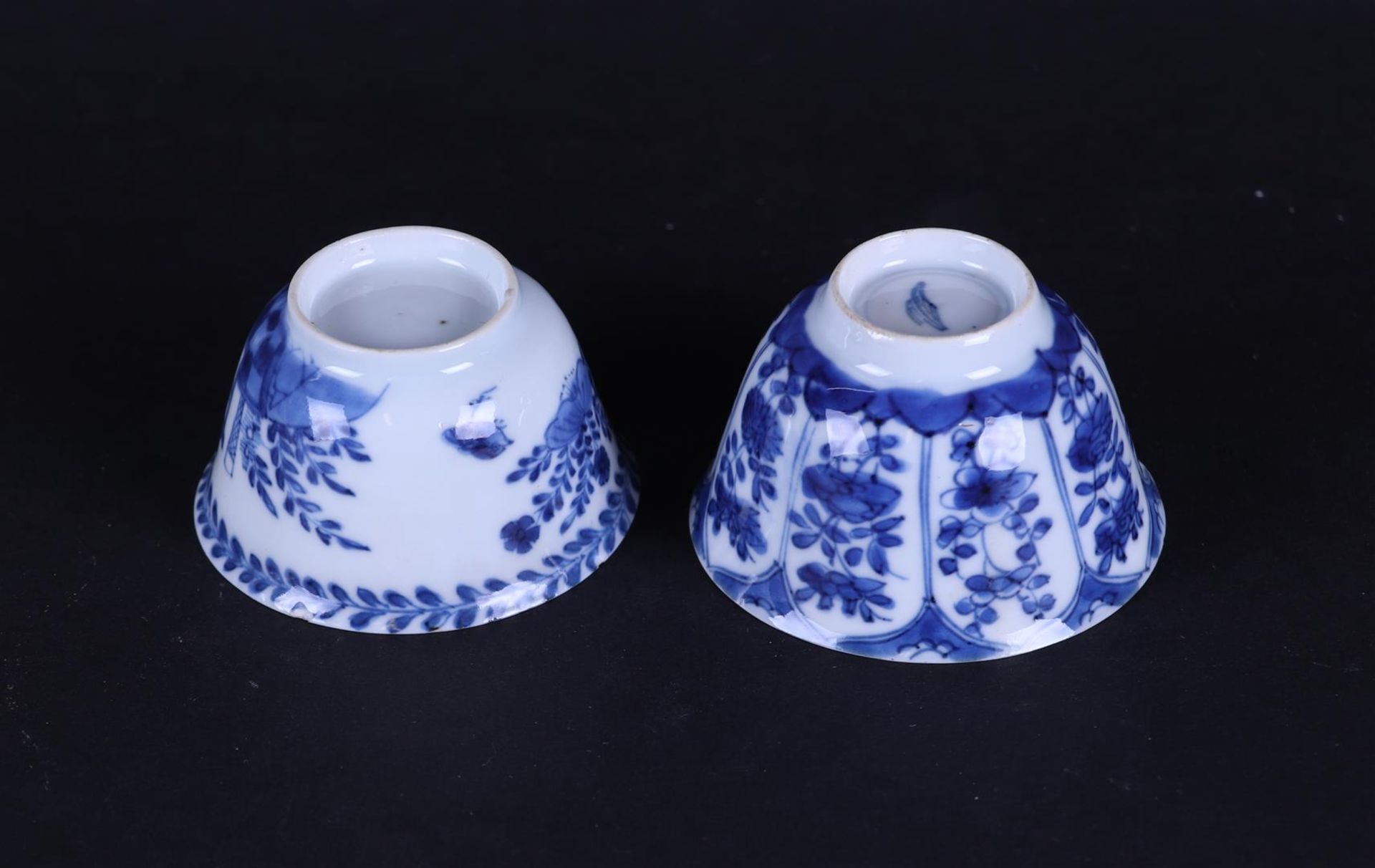 Two different porcelain bowls, one with a pavilion decor, the other with flower beds. China,  - Bild 3 aus 3