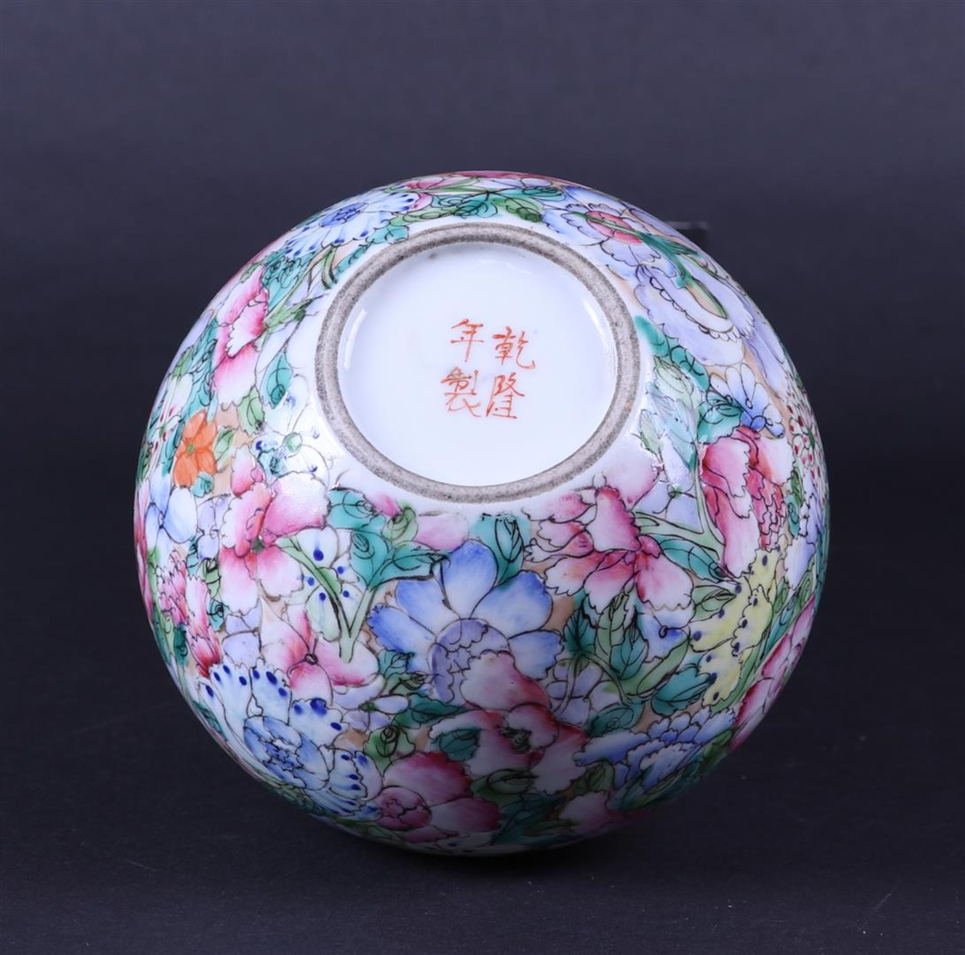 A porcelain pot with mille fleur decor, marked on the bottom. China, late 19th century. - Bild 5 aus 5