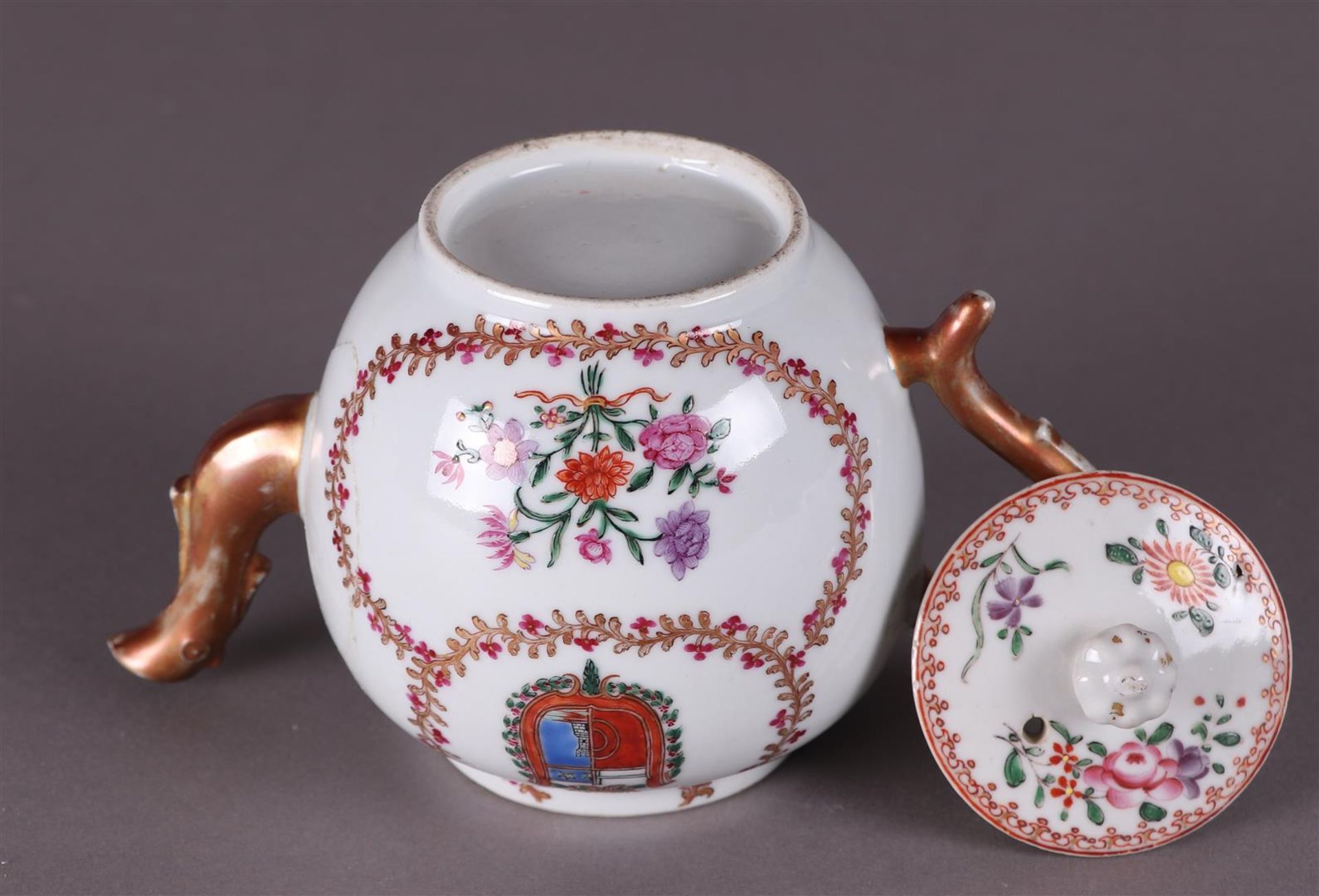 An 18th century porcelain teapot with family coat of arms. - Bild 4 aus 4