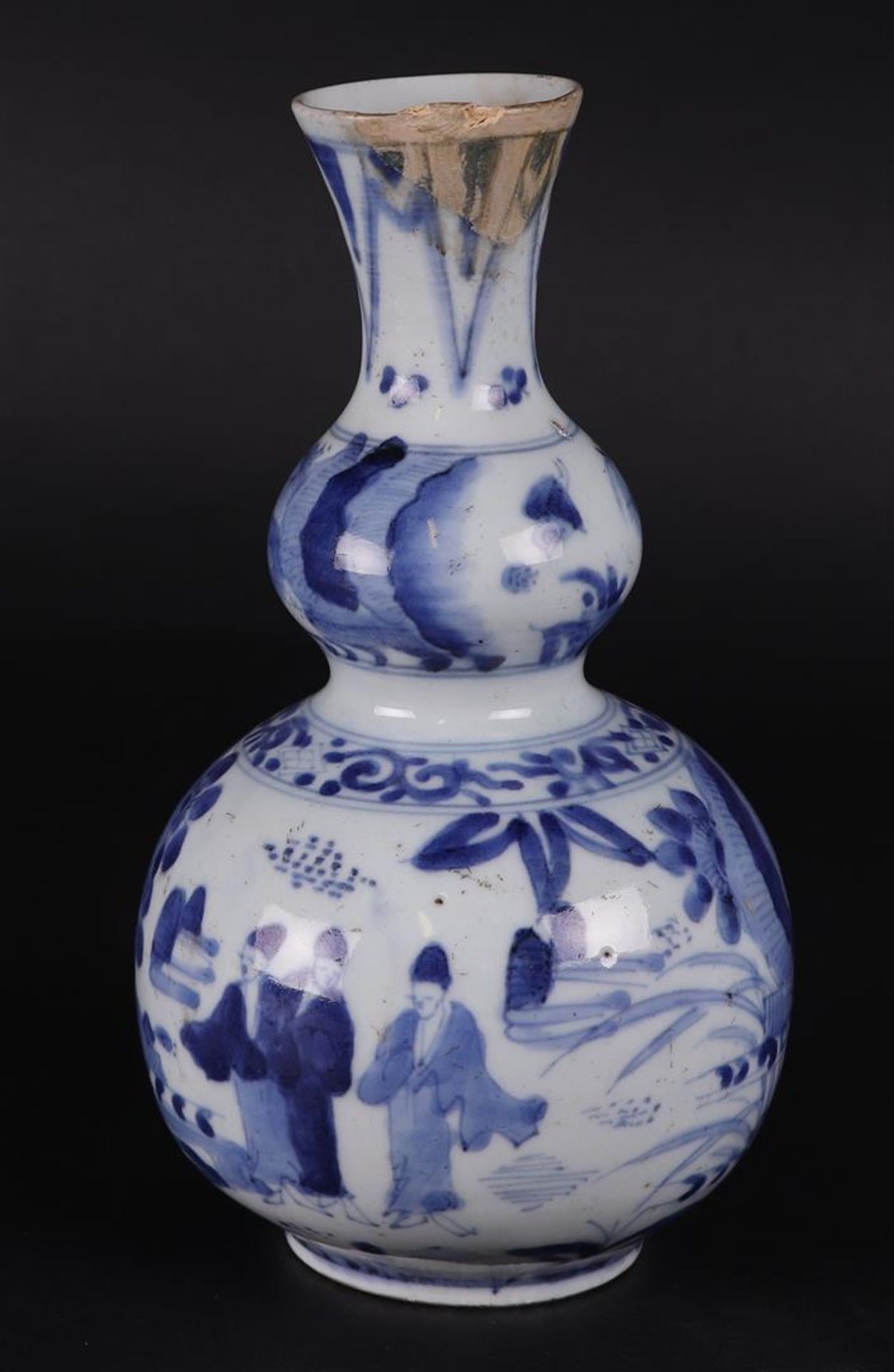 A porcelain knob vase with decoration of various figures in a landscape. China, transitionperiod. - Bild 2 aus 5