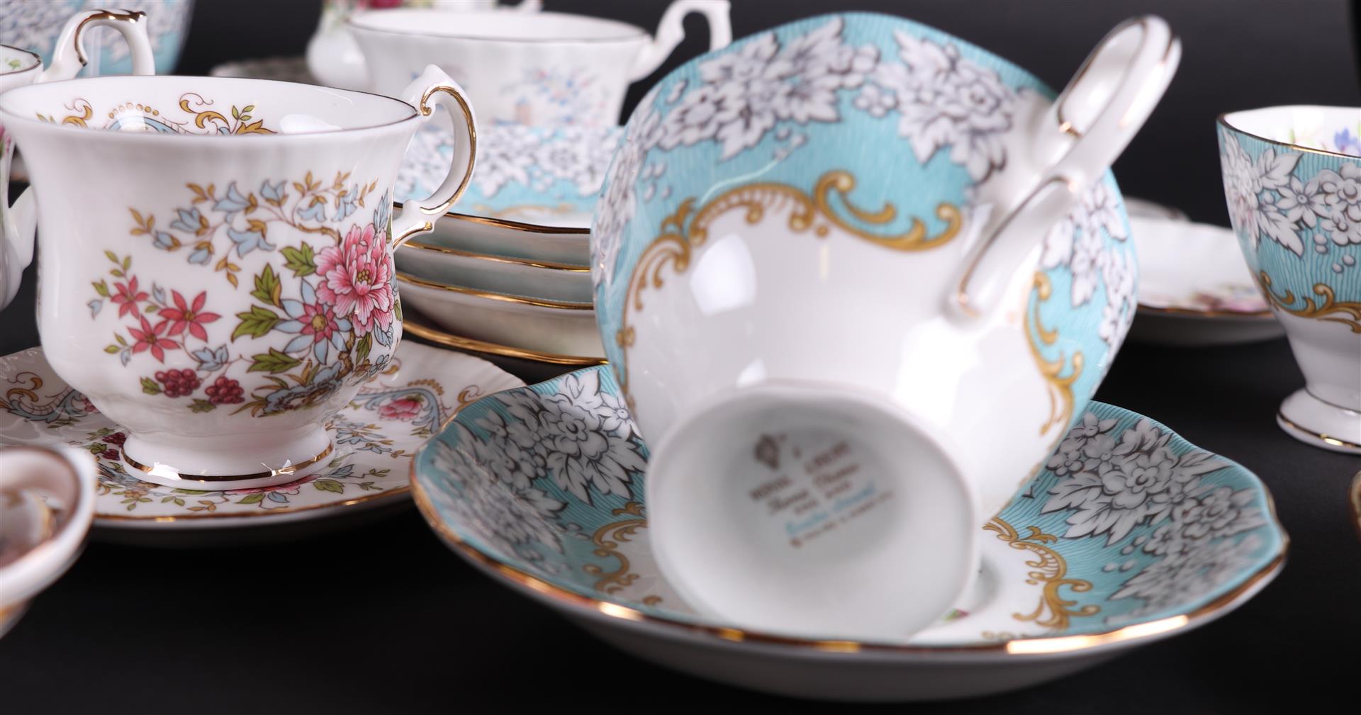 An extensive  lot  with various "Royal Albert" cups and saucers. - Image 7 of 12