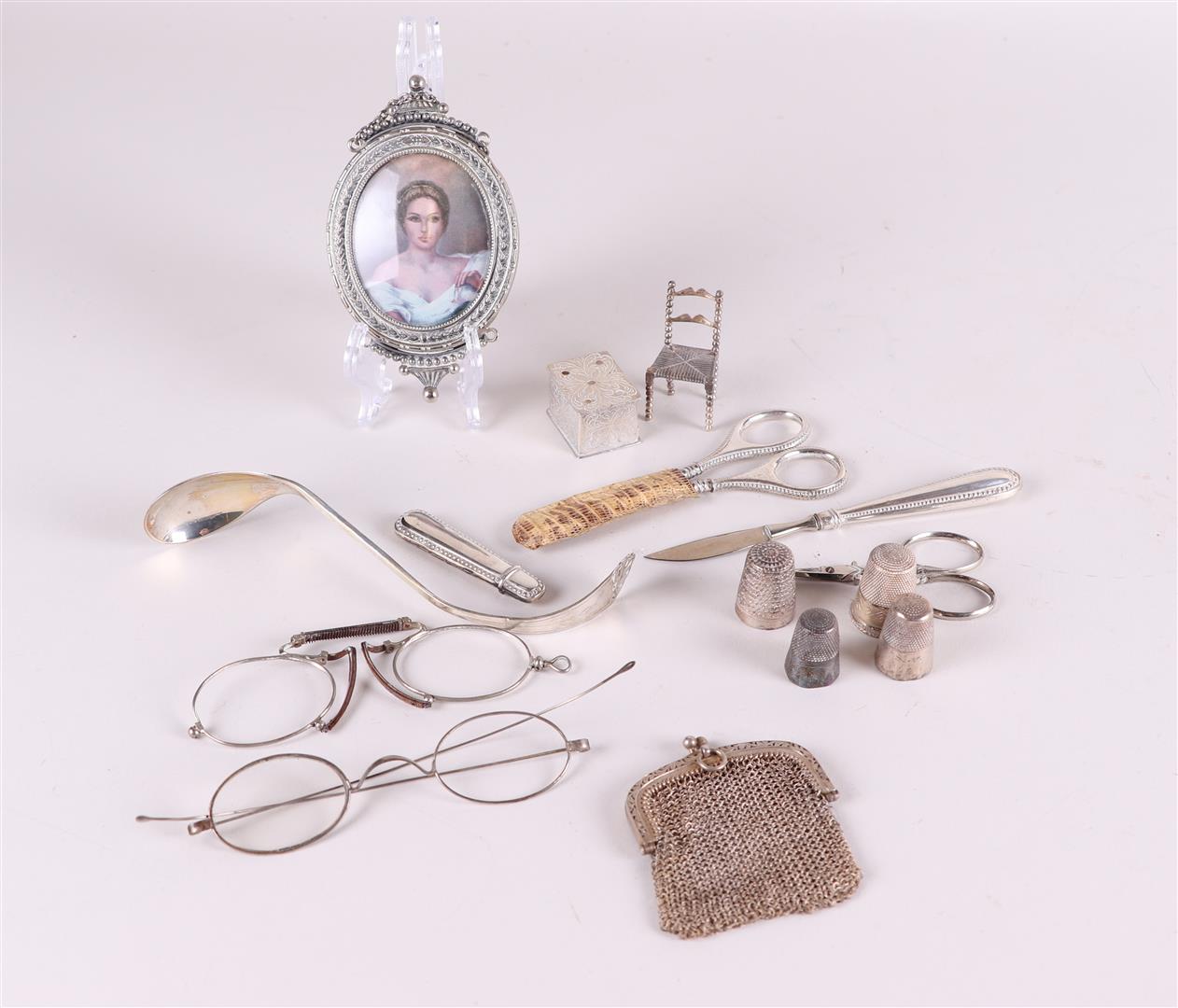 A lot of various silver items  including miniature silver and thimbles. 19/20th century.