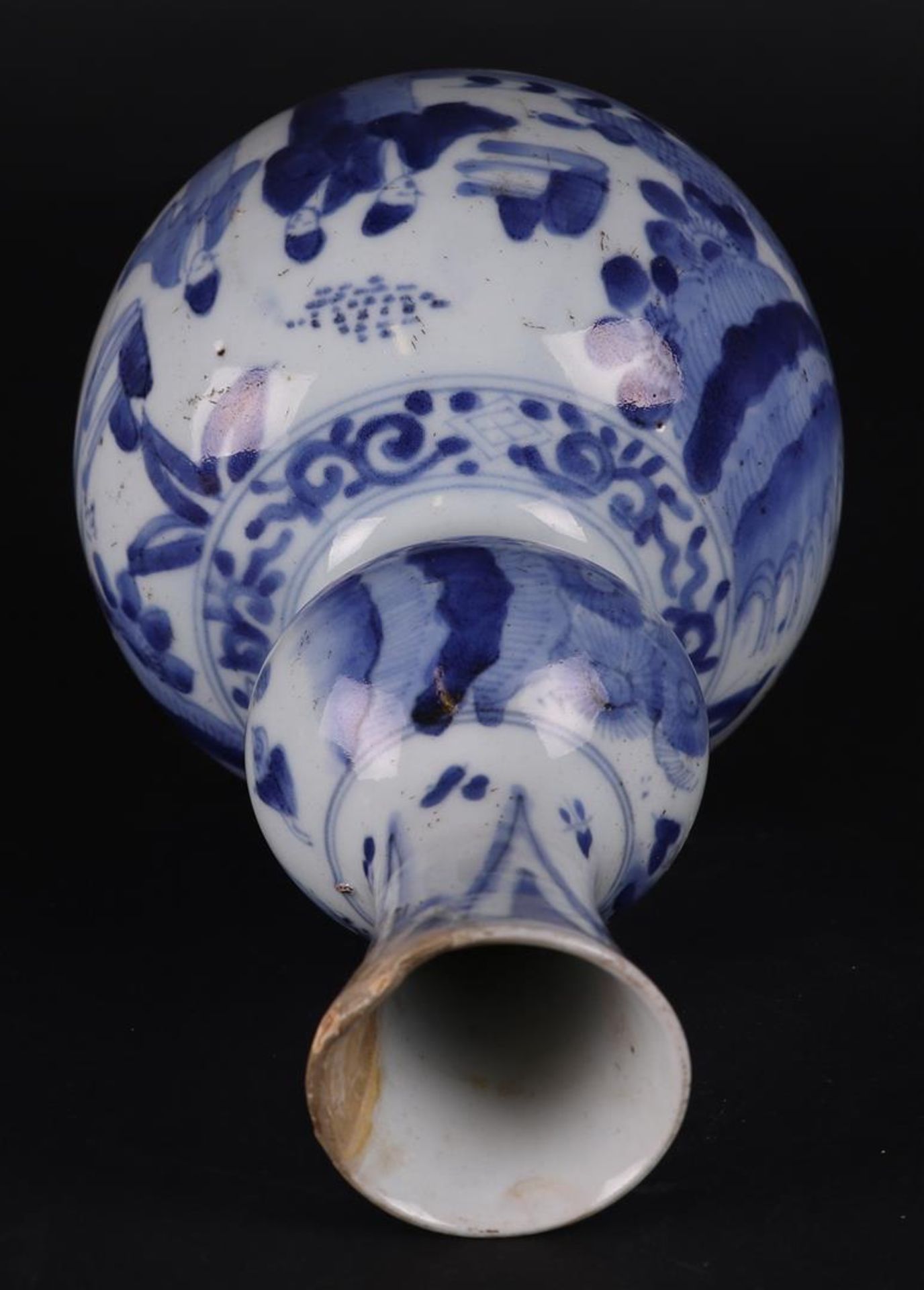 A porcelain knob vase with decoration of various figures in a landscape. China, transitionperiod. - Bild 4 aus 5