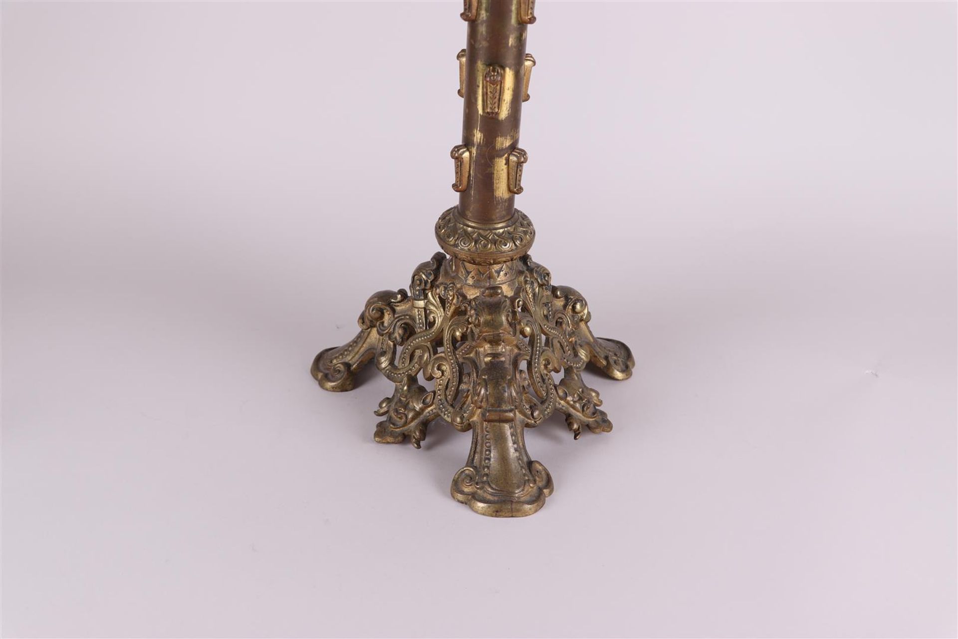 A large brass altar candlestick, ca. 1900. - Bild 2 aus 3
