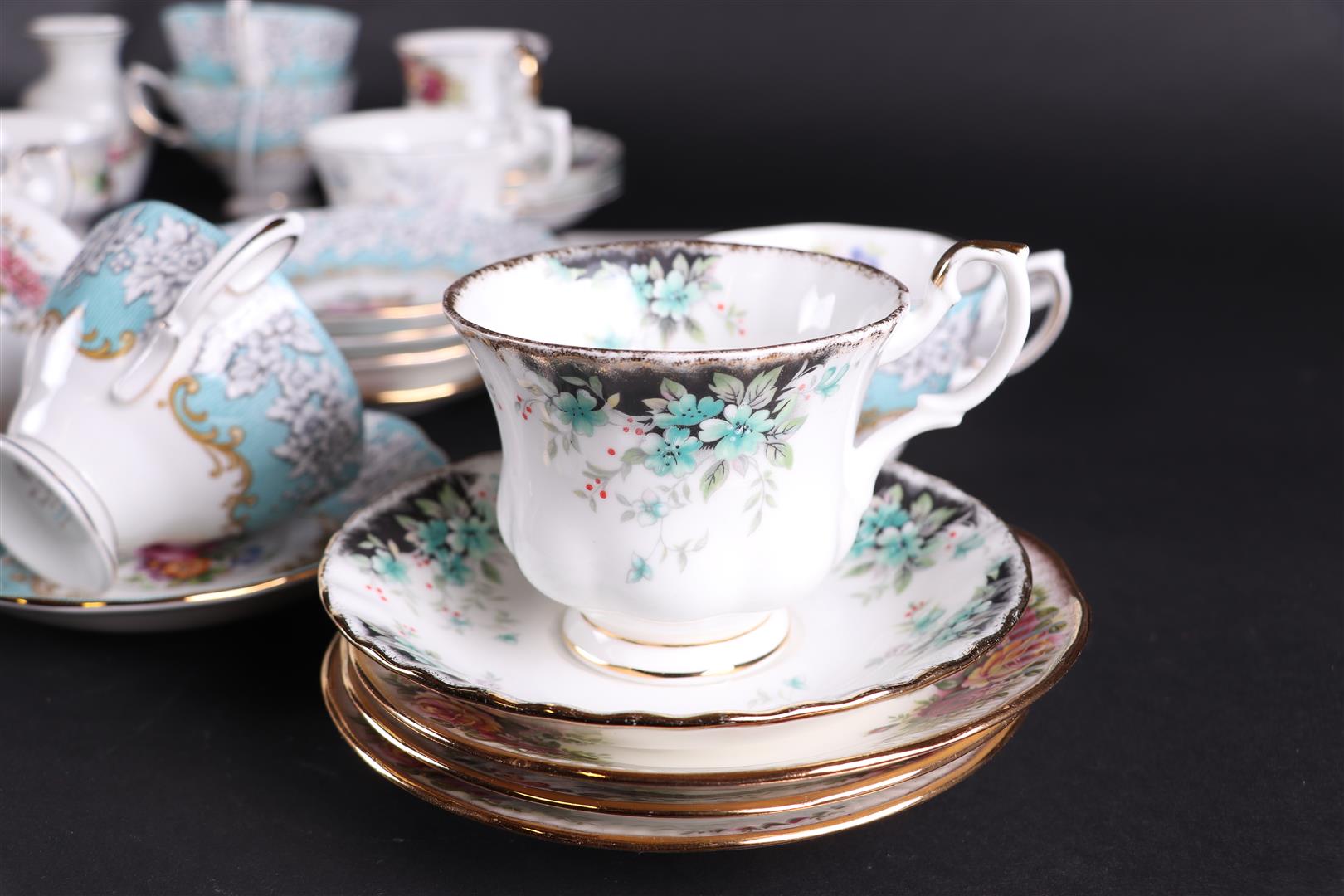 An extensive  lot  with various "Royal Albert" cups and saucers. - Image 9 of 12